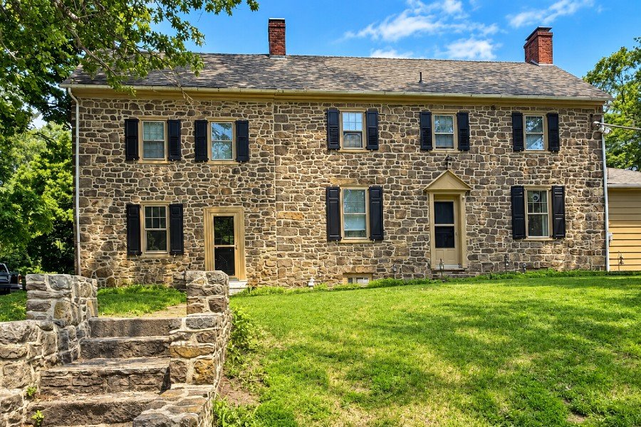 Colonial brick home metal detecting on Quarter Hoarder