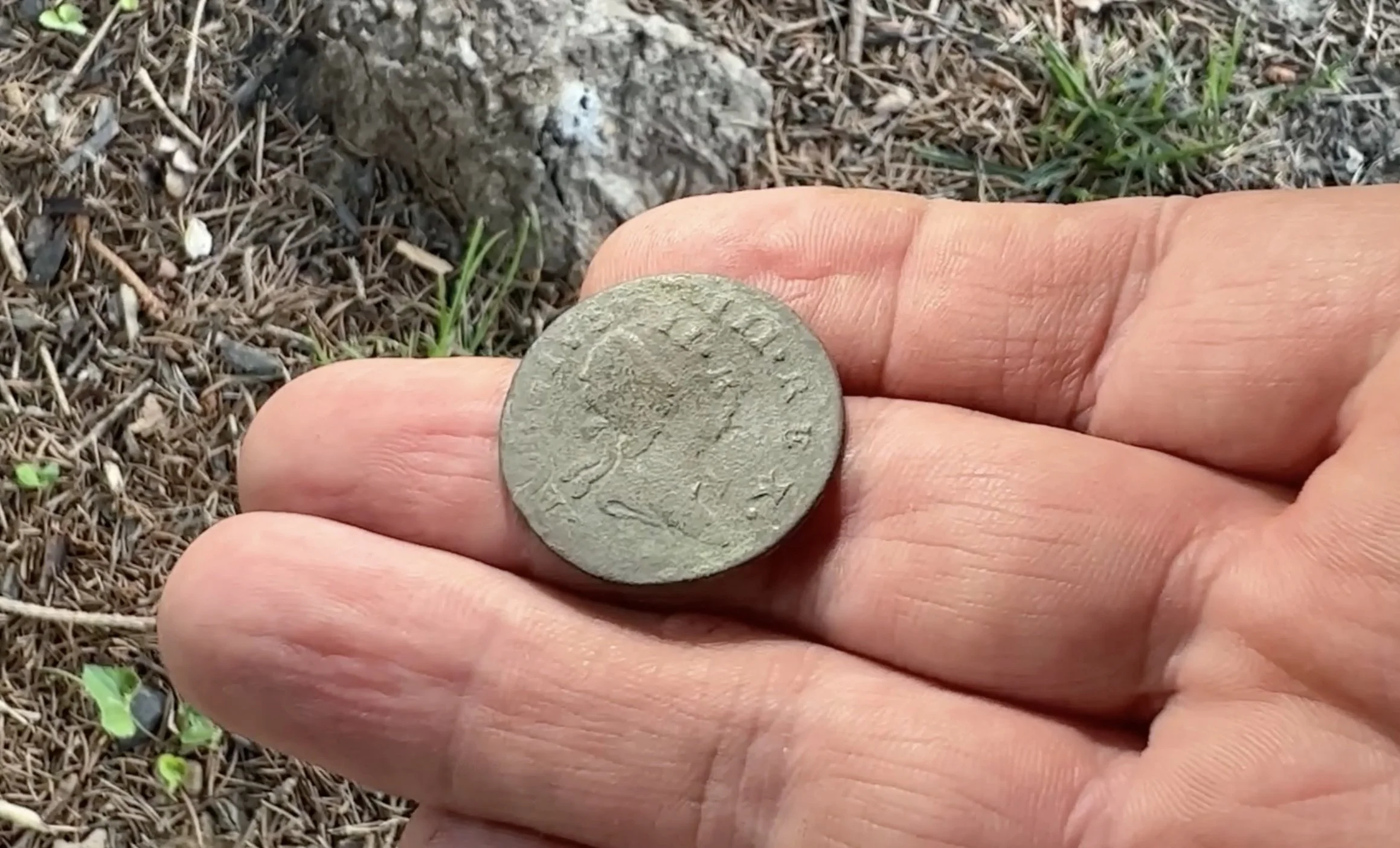 First glimpse of a 1769 double struck Hibernia halfpenny found metal detecting at a colonial home by Quarter Hoarder
