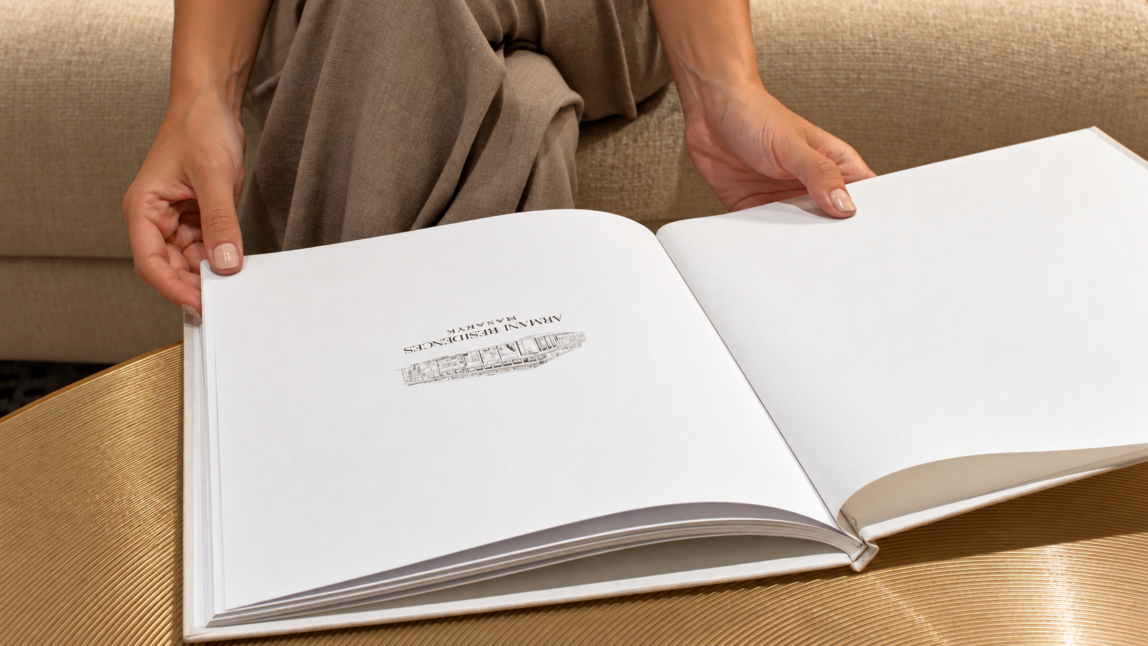 Libro Armani sobre mesa dorada.png