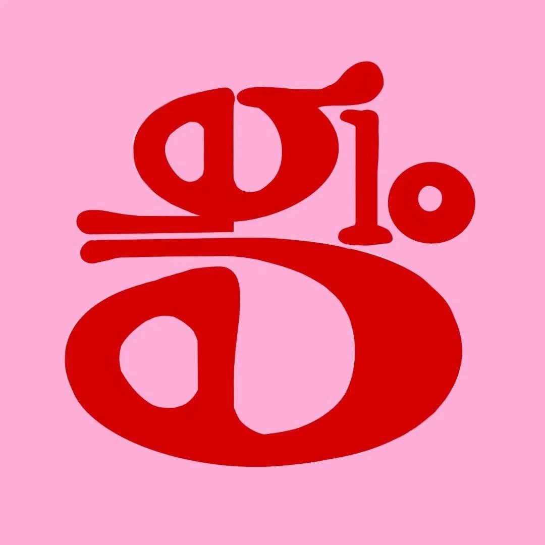 Stylized red letter 'g' and number '10' on a pink background.