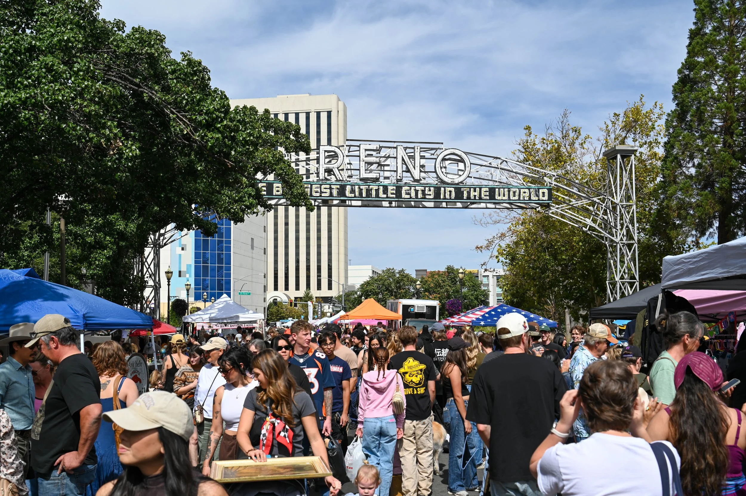 As the morning continues, visitors fill the street, moving between booths in search of antiques that carry traces of another time.