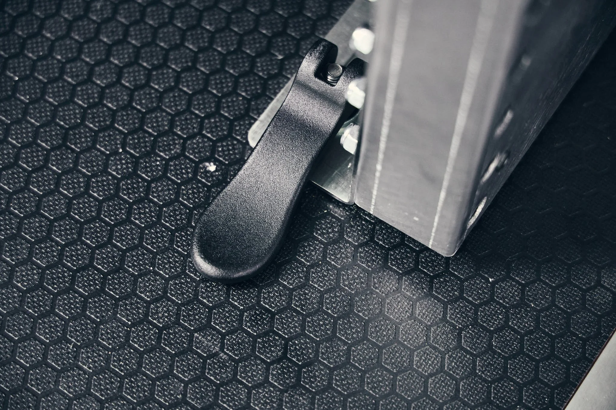 Quick-lock system allows your shelves to expand and contract with ease