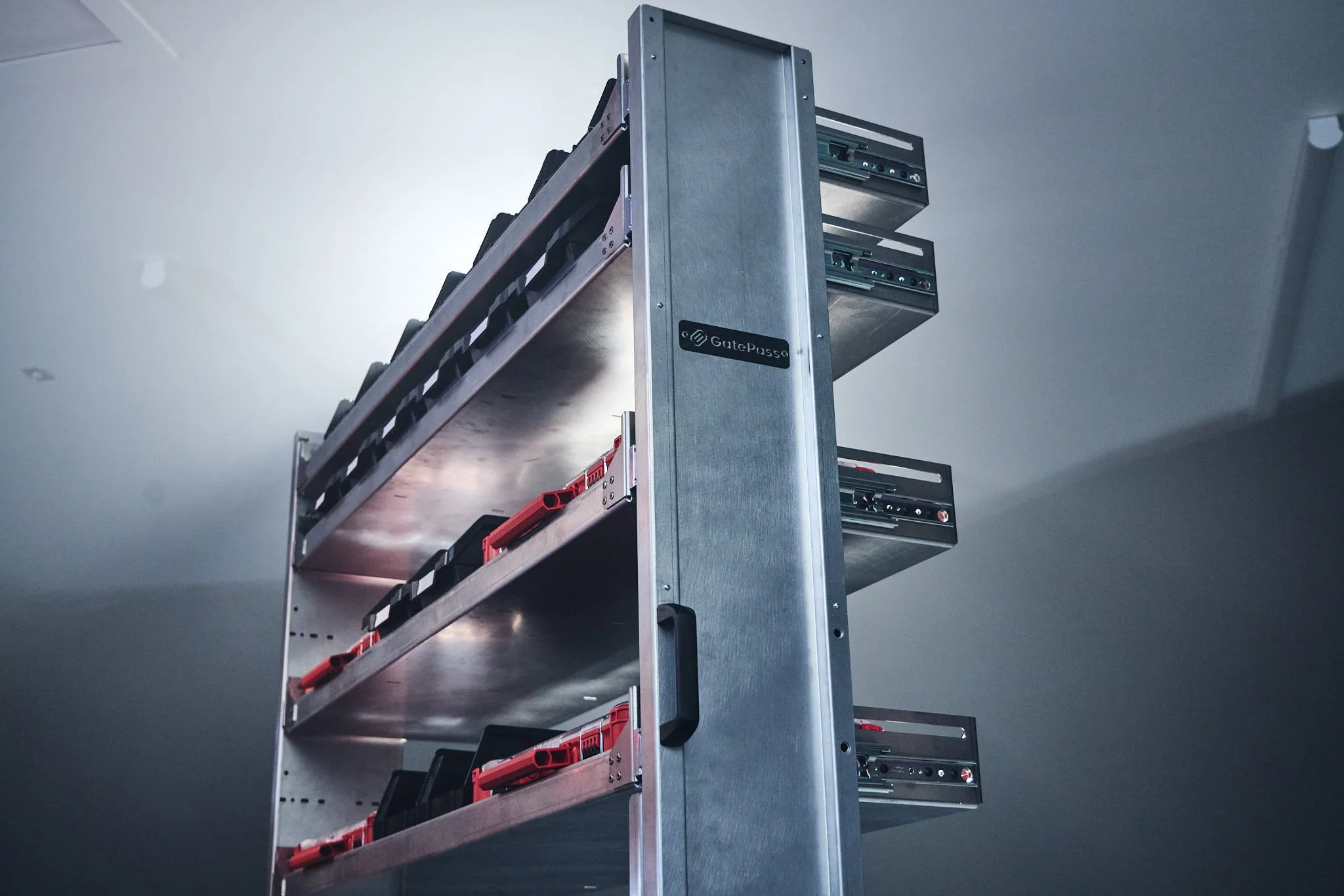 Flexible configurations - up to 6 trays per shelf