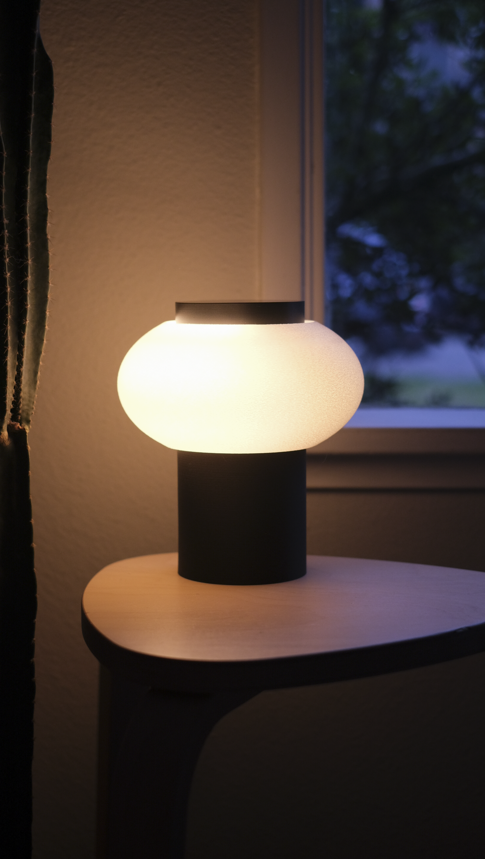 table lamp with directional diffuser