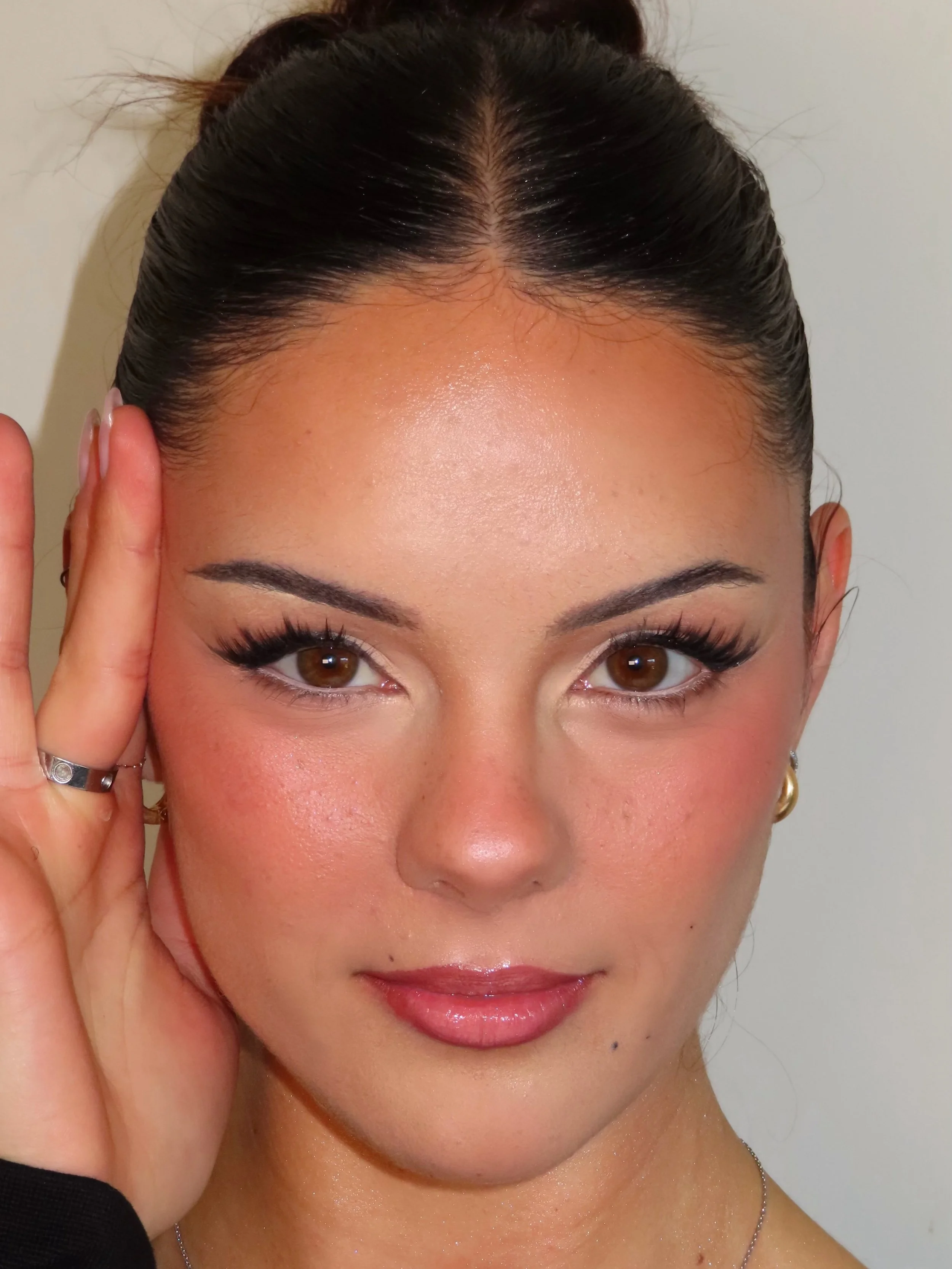 How is one person this gorg! @skyemaclennan 

Products 💋
@maccosmeticsanz studio radiance primer
@diorbeauty backstage face and body foundation
@tower28beauty serum concealer, Bronzino, and shine on lip jelly in coconut 
@morphebrushes trio blush in