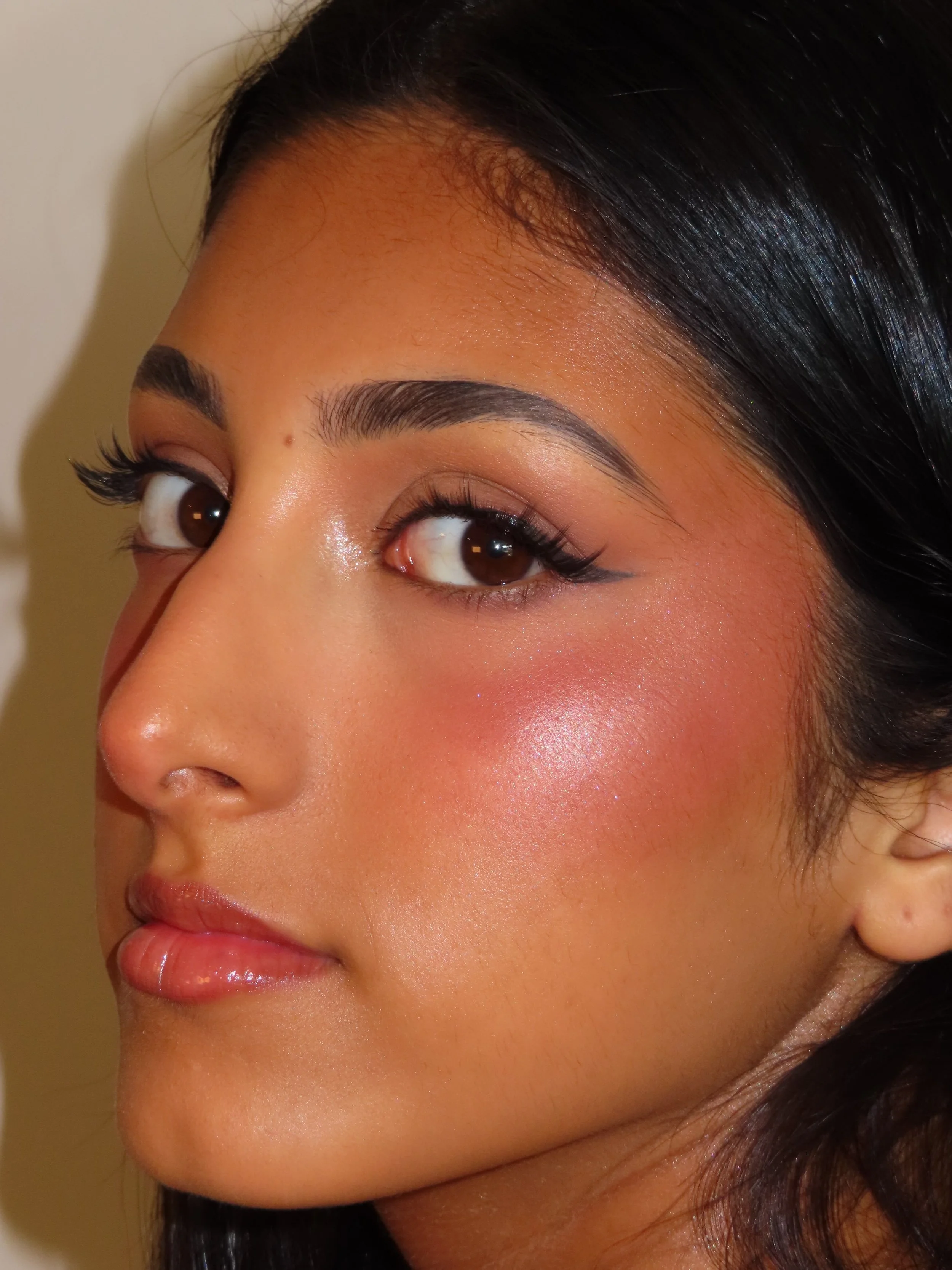 Loveeee the wing and heavy blush! 

Lesson from today with @artistrybykahlei

Products 🫶

@diorbeauty backstage face and body foundation
@tower28beauty serum concealer, shine on lip jelly in coconut and sawtelle slushie
@hauslabs powder bronzer
@pat