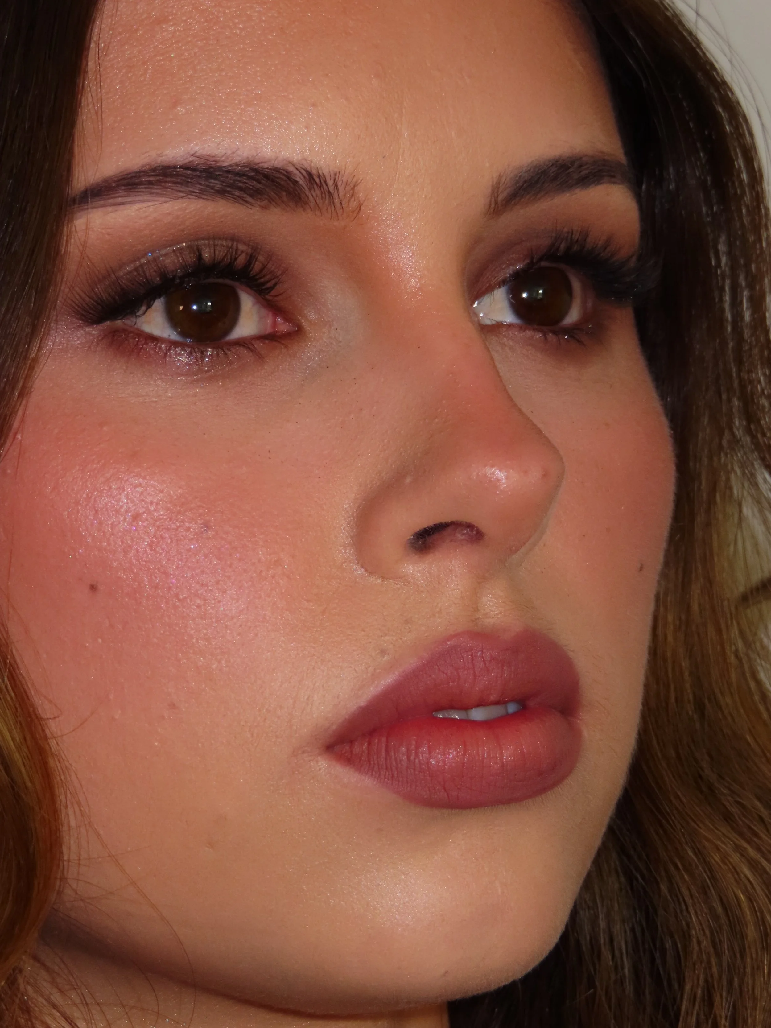 Brown glittery Smokey eye on the stunning  @avadesmondd

Products 💋
@maccosmeticsanz studio radiance primer
@diorbeauty backstage face and body foundation 
@tower 28beauty serum concealer
@morphebrushes trio blush in honeymoon suite @colourpopcosmet