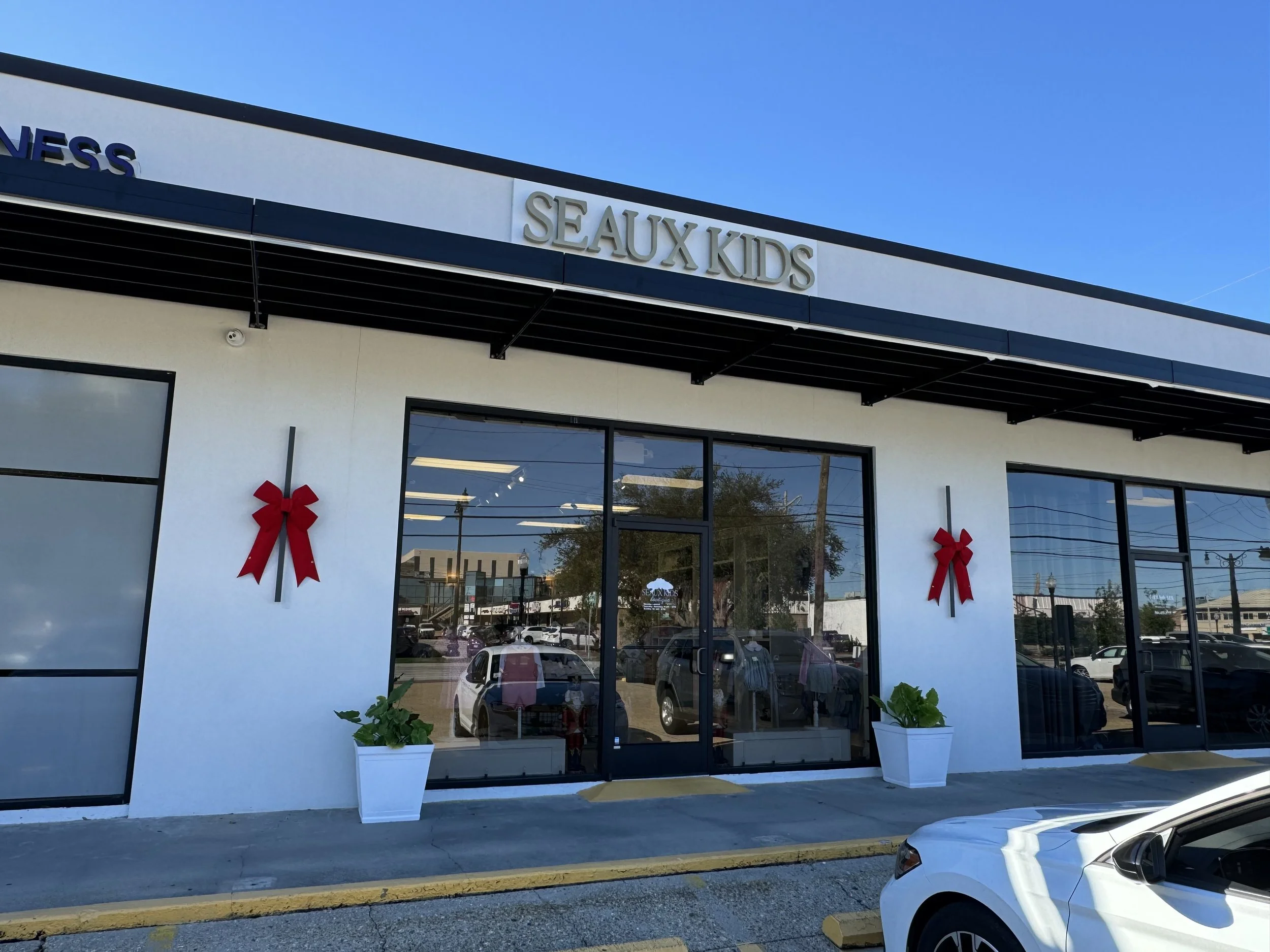 seaux-kids-storefront-red-holiday-bows.jpg