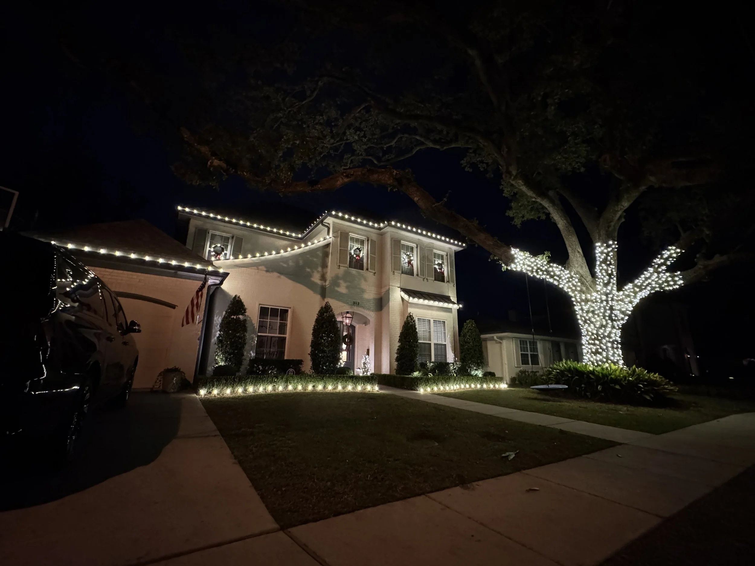 white-christmas-lights-large-house-tree.jpg