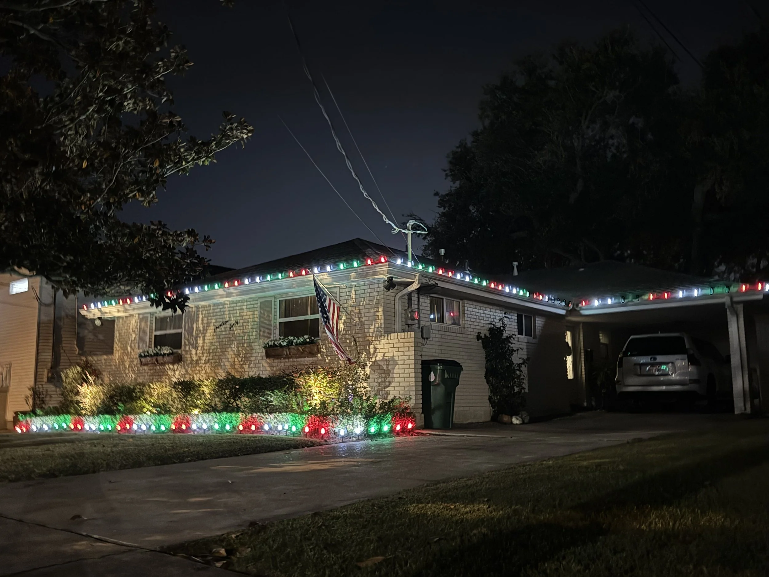 red-green-white-christmas-lights-house.jpg