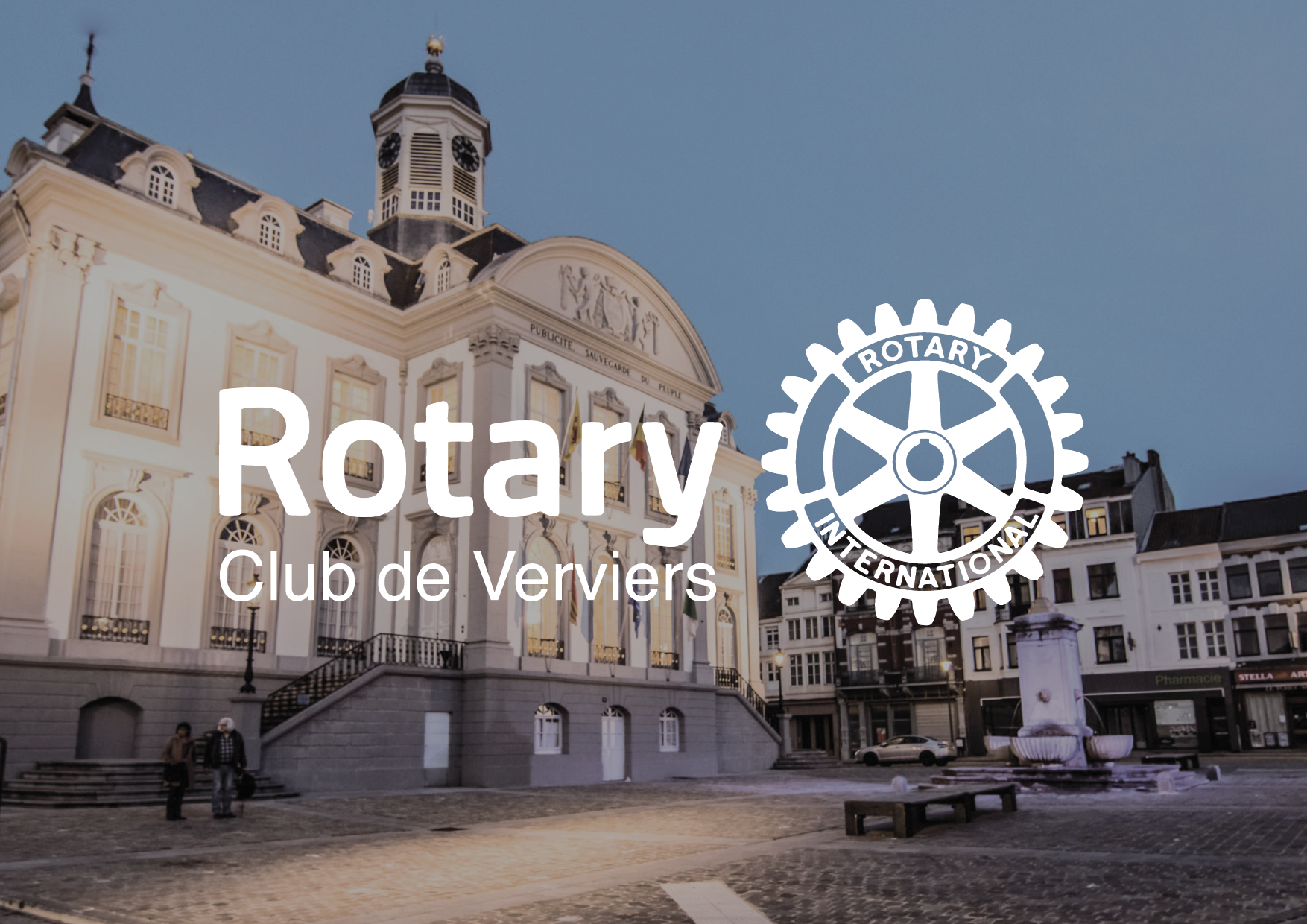 Une façade de bâtiment historique avec un horloge et des drapeaux, située dans une place publique avec des personnes. Logo de Rotary International avec le texte 'Rotary Club de Verviers'.