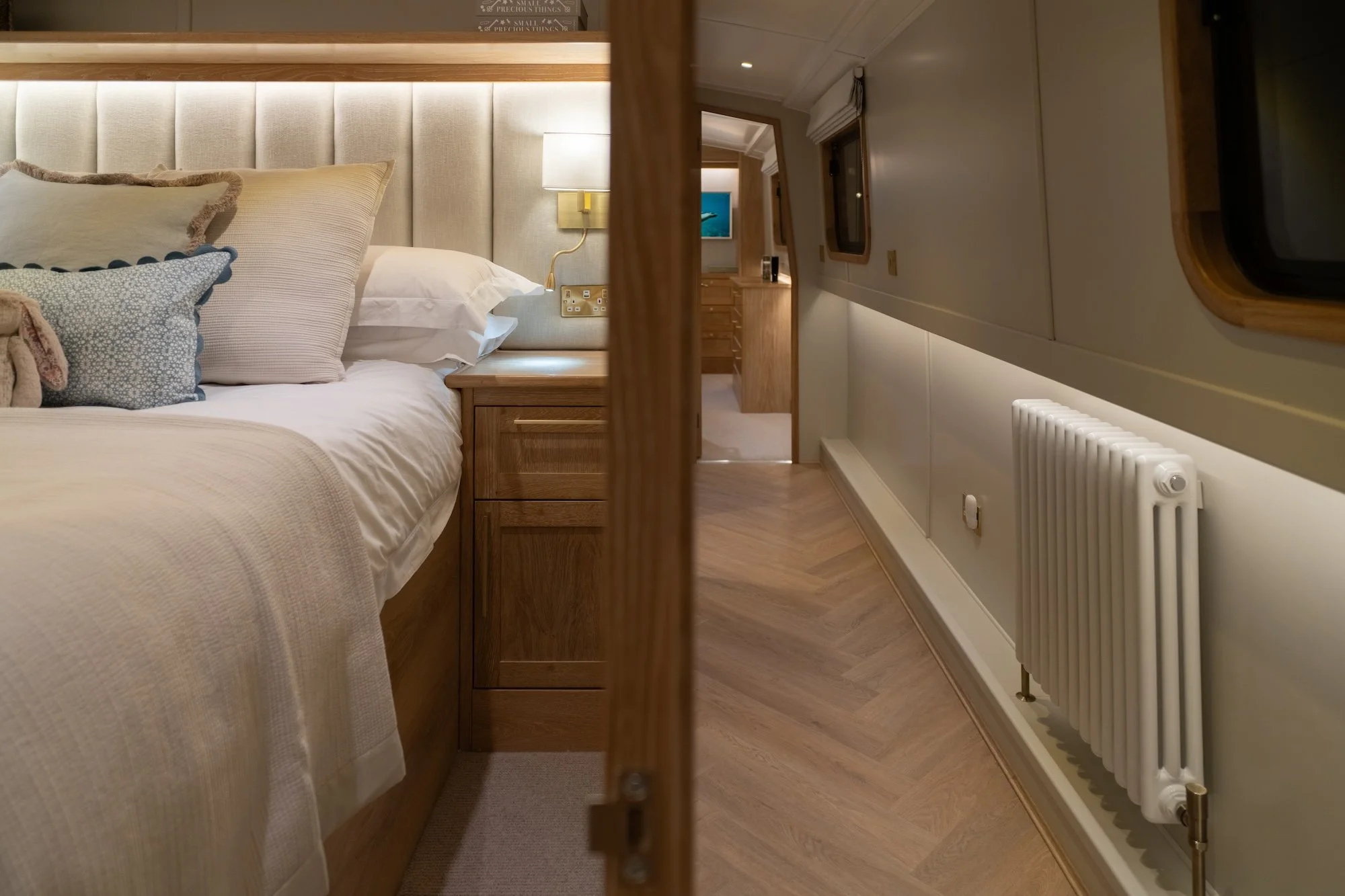 5.Beresford_Butler_Interiors_Houseboat_St_Katherine_Dcock_Turnkey_interiors.jpg