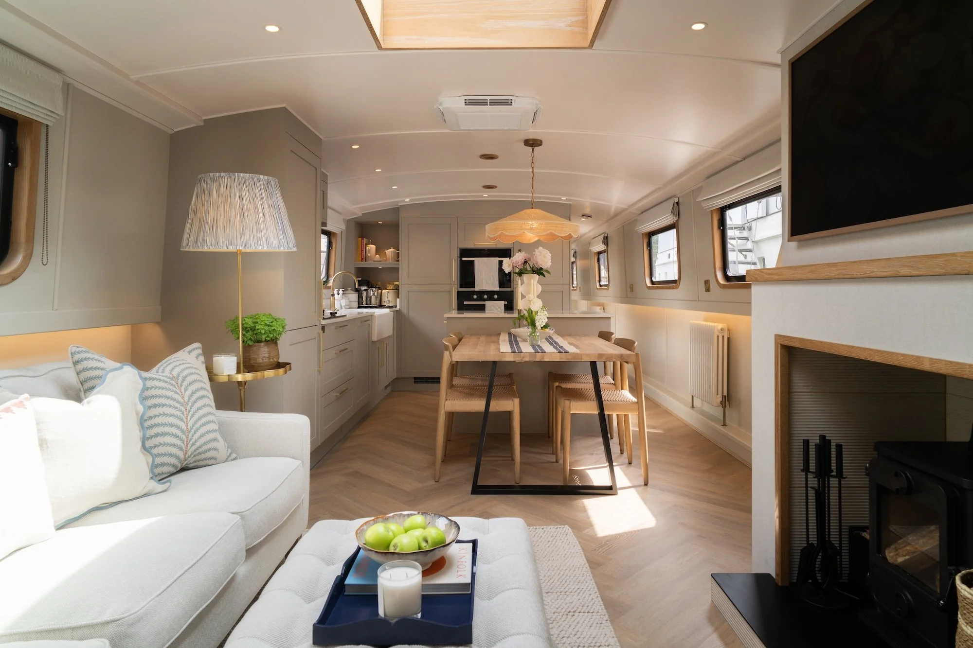 3.Beresford_Butler_Interiors_Houseboat_St_Katherine_Dcock_Turnkey_interiors.jpg