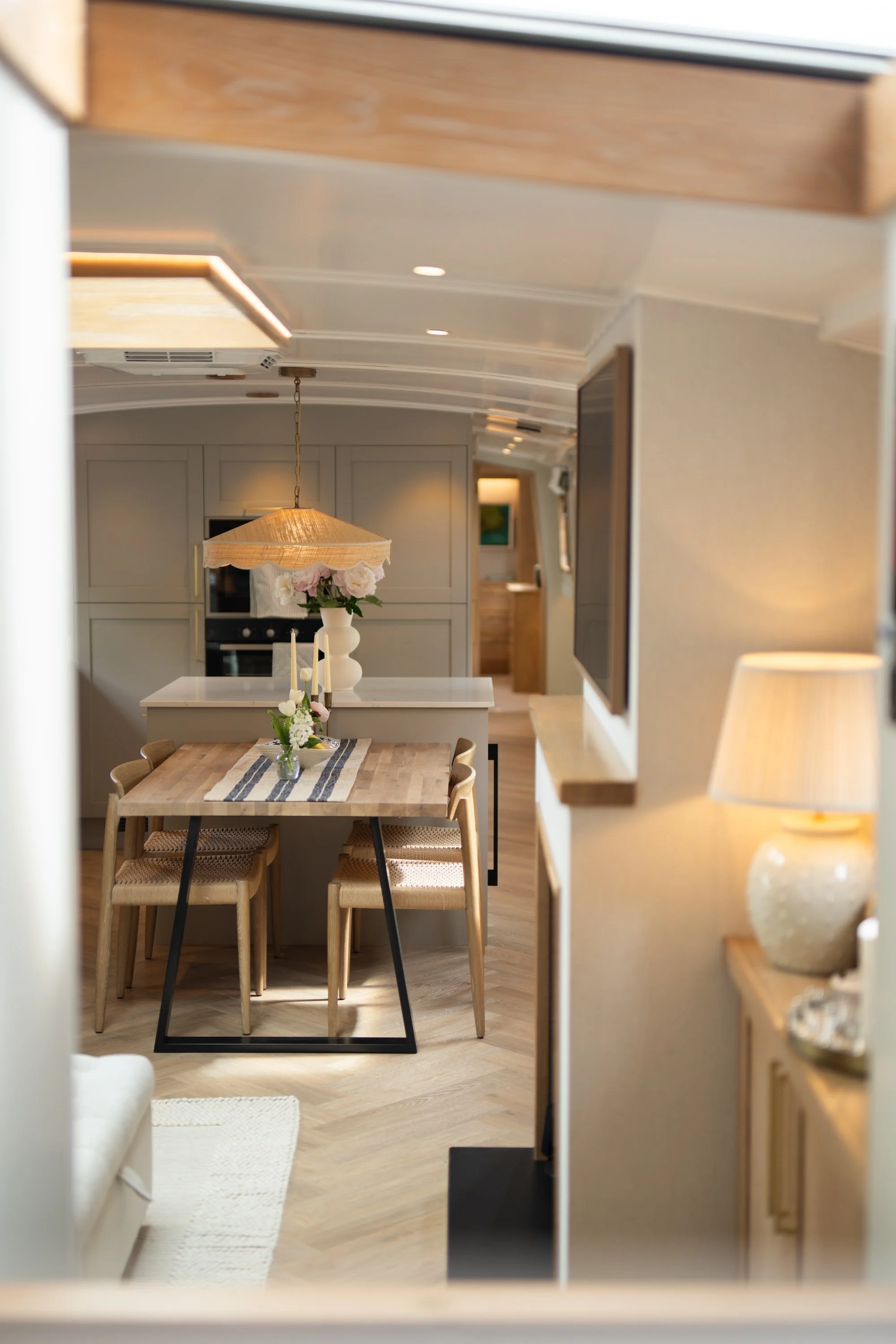 11.Beresford_Butler_Interiors_Houseboat_St_Katherine_Dcock_Turnkey_interiors.jpg