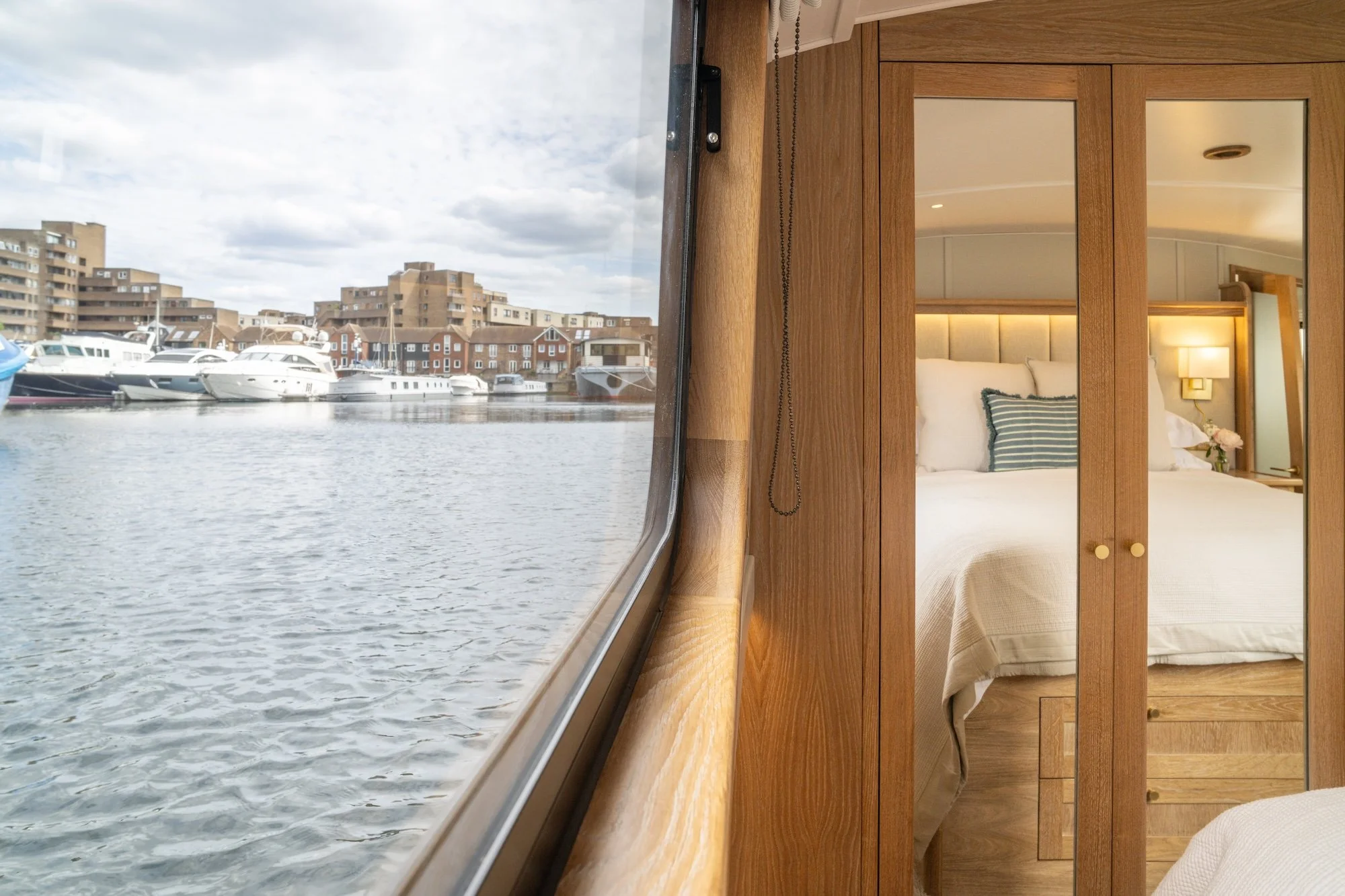 8.Beresford_Butler_Interiors_Houseboat_St_Katherine_Dcock_Turnkey_interiors.jpg