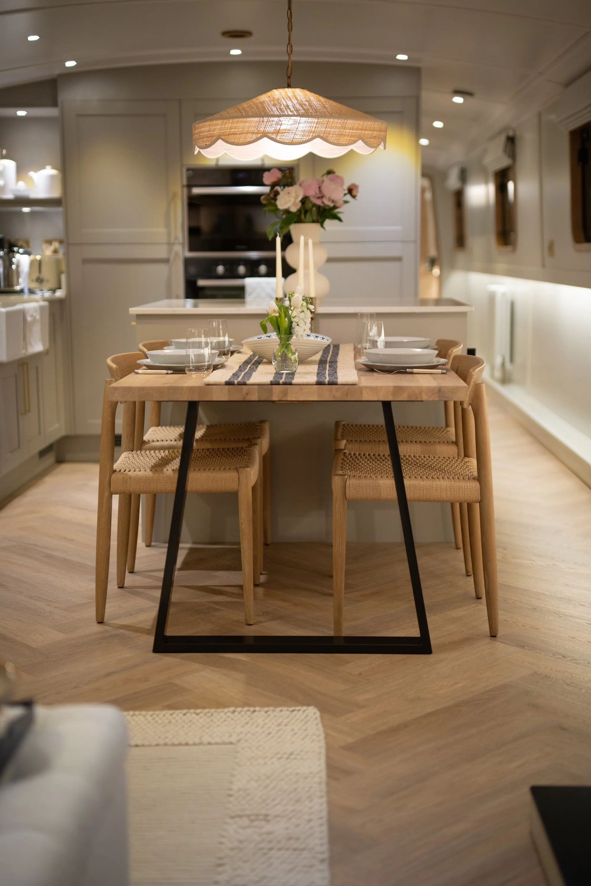 6.Beresford_Butler_Interiors_Houseboat_St_Katherine_Dcock_Turnkey_interiors.jpg