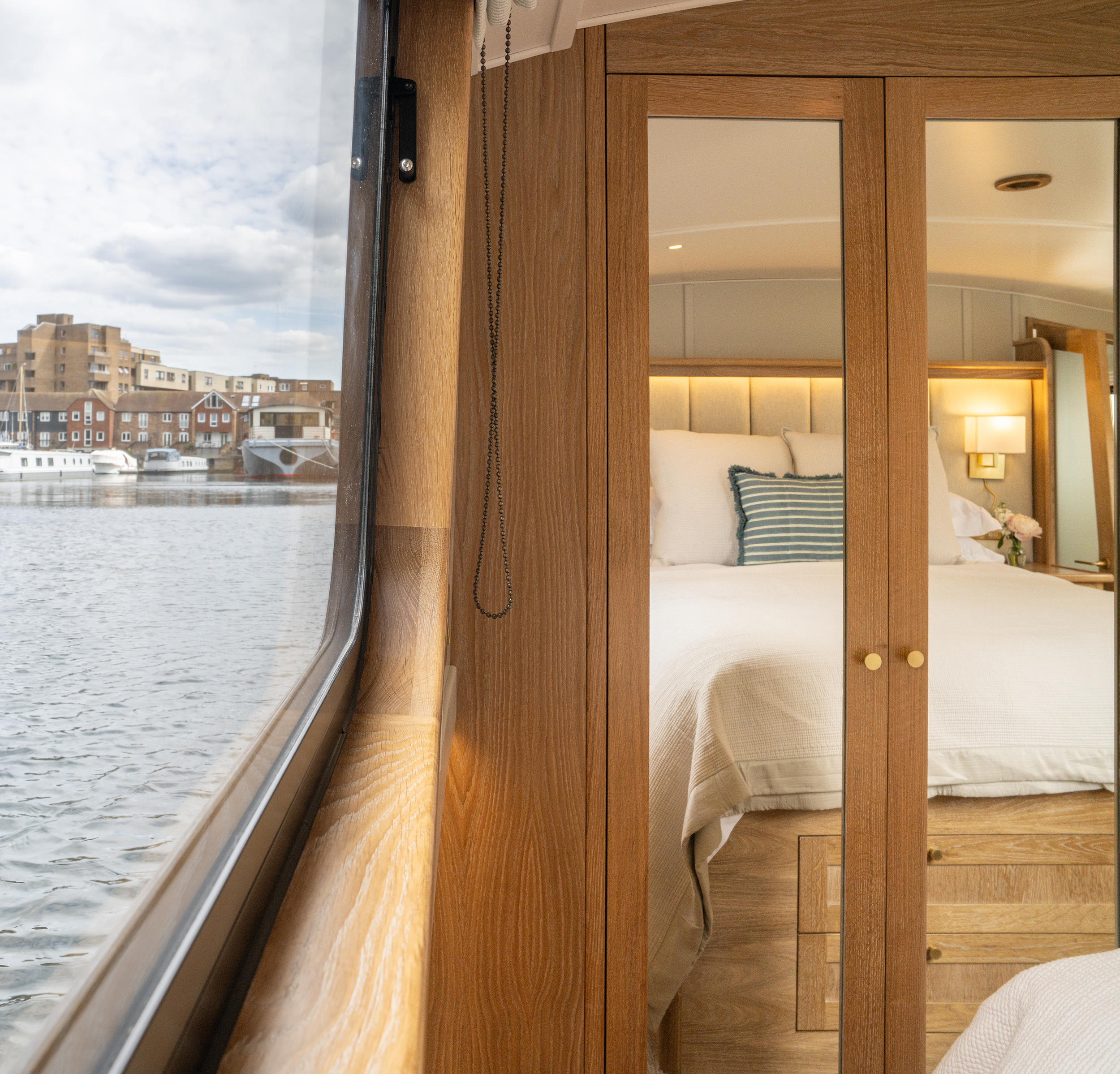 HOUSEBOAT, ST KATHERINE'S DOCK