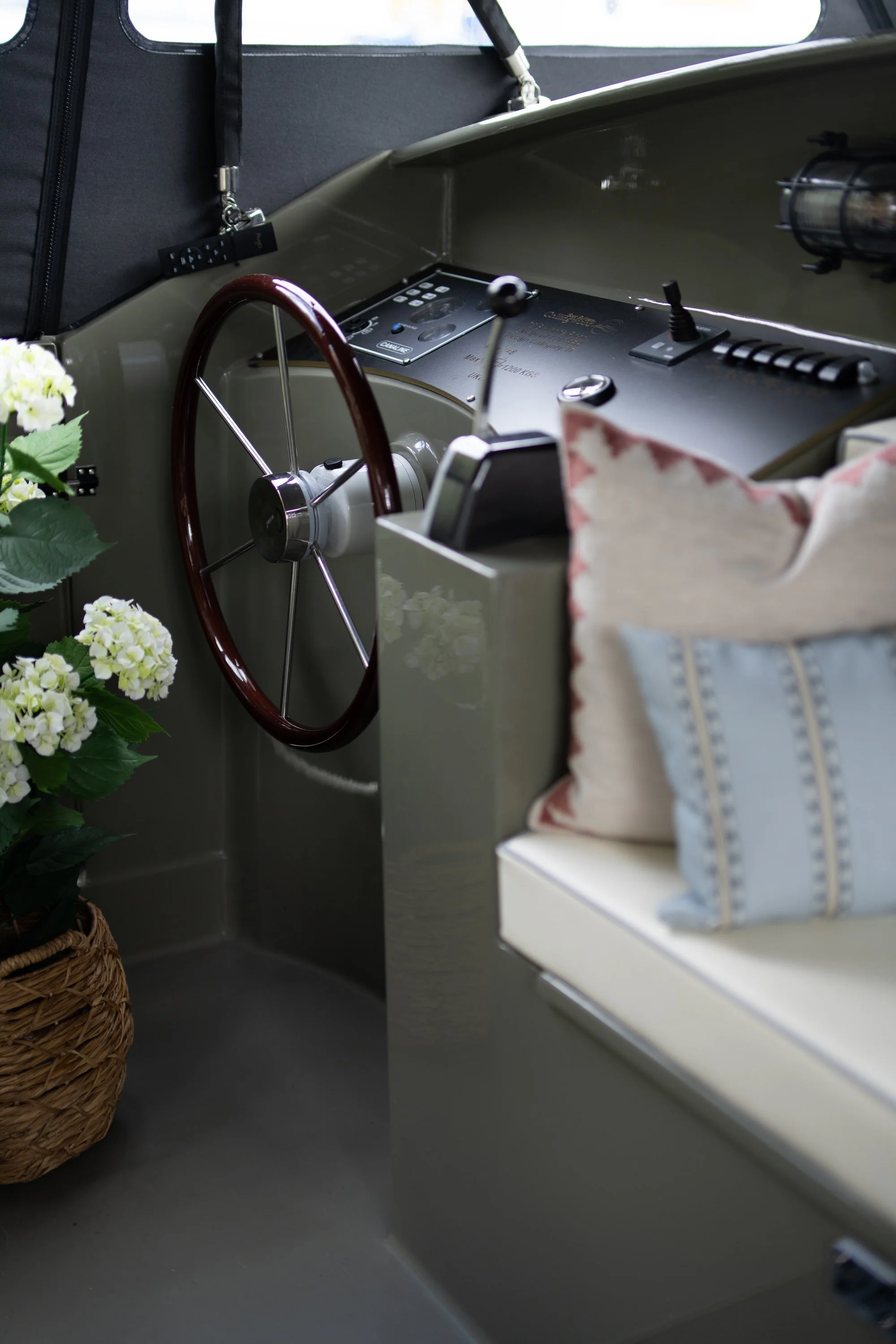 10.Beresford_Butler_Interiors_Houseboat_St_Katherine_Dcock_Turnkey_interiors.jpg
