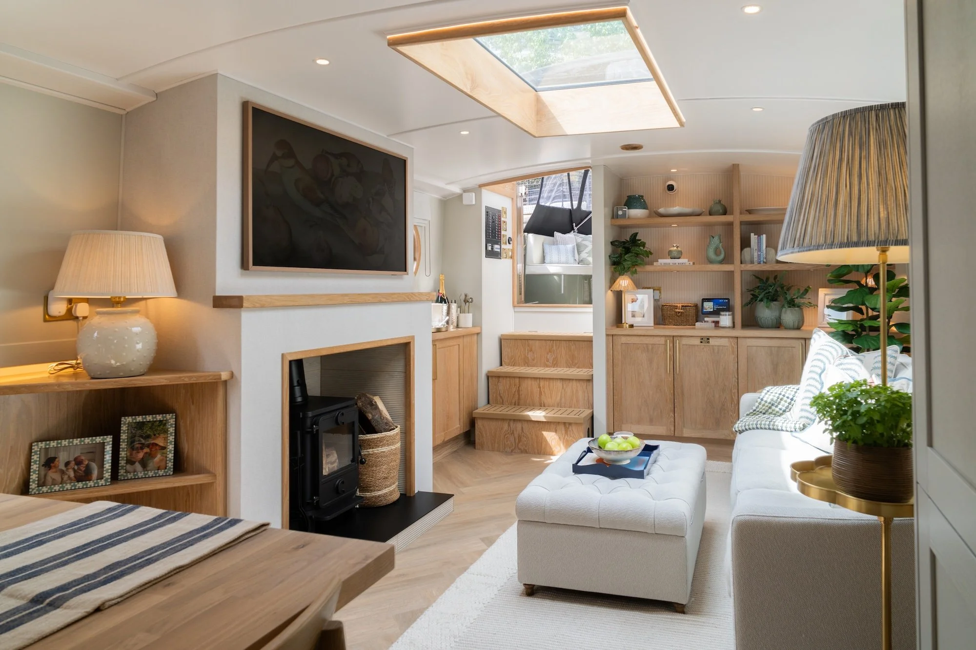 2.Beresford_Butler_Interiors_Houseboat_St_Katherine_Dcock_Turnkey_interiors.jpg