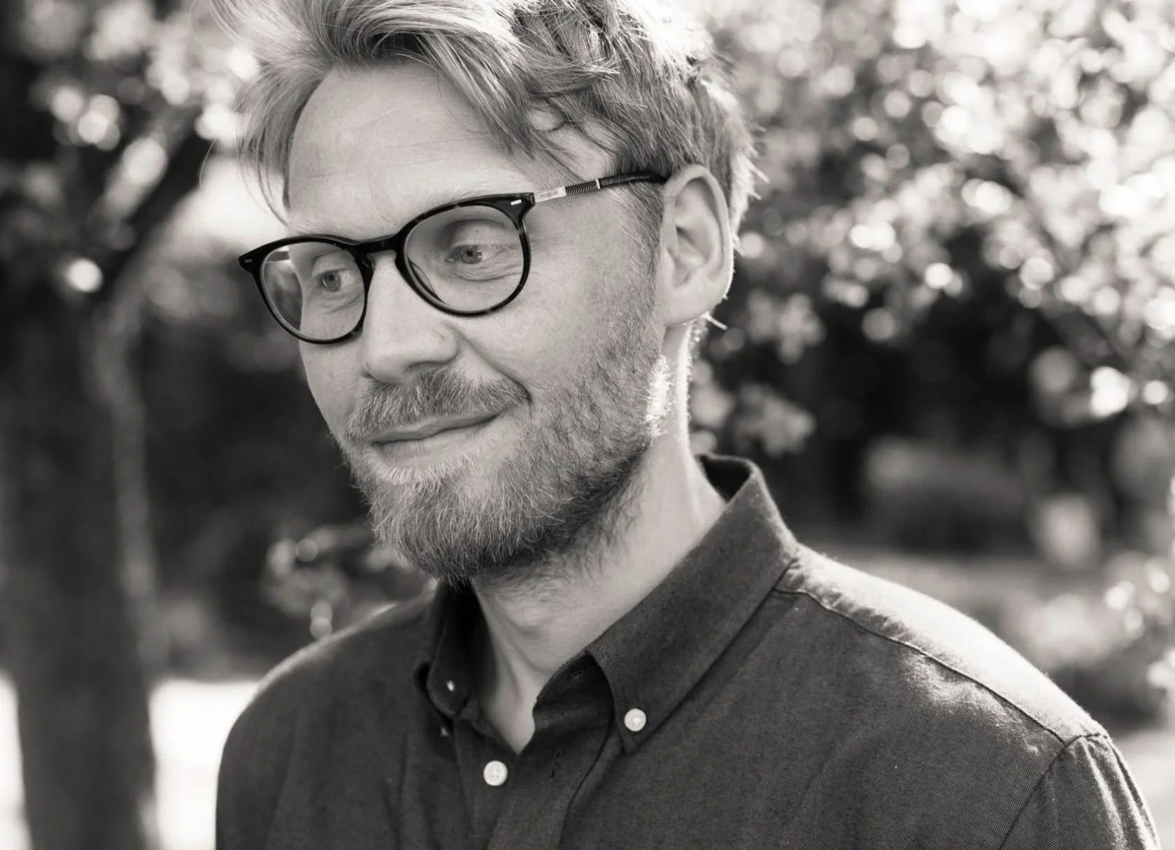 I DAG KL. 18 &ndash; JEG FINNER MIN TR&Oslash;ST I VIRKELIGHETEN

Hva kan vi l&aelig;re av Jens Bj&oslash;rneboes livslange kunstneriske engasjement? Og er alle valgmulighetene vi har i dag egentlig et uttrykk for frihet?

Forfatter og poet Dan Aleks