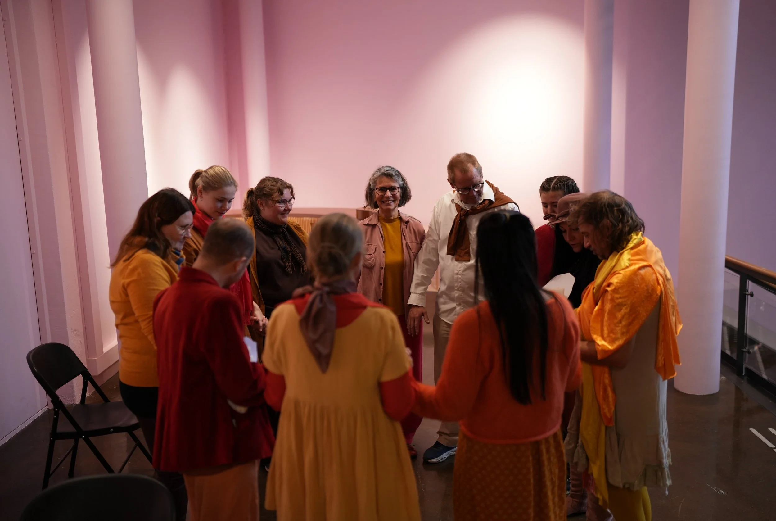 GLIMT FRA TEATER FRA UTSIDEN!

Under &aring;rets Bj&oslash;rneboefestival m&oslash;ttes Gatelangs Inkluderende Scenekompani og Vardeteatret S&oslash;r p&aring; Kraftverk til en ettermiddag med scenekunst, samtaler og kunstneriske innslag.

Gatelangs 