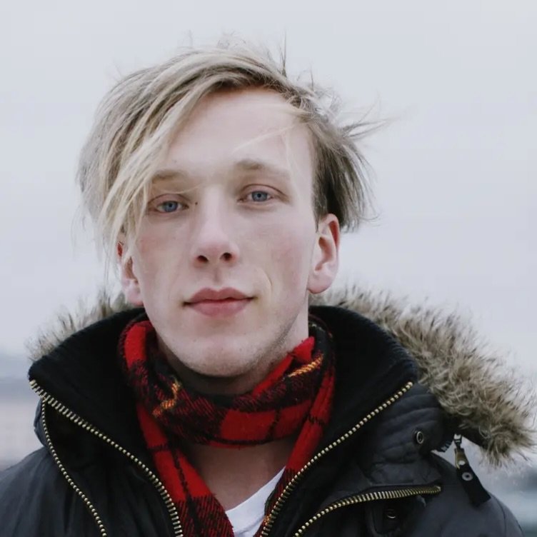 JEG VIL TEGNE ET SELVPORTRETT

Hva vil det egentlig si &aring; h&oslash;re til? Og hvordan finner man sin plass blant andre mennesker, i sin egen kropp og som forfatter?

I dag m&oslash;ter litteraturviter Helle Marie Vatne forfatter Atle H&aring;lan