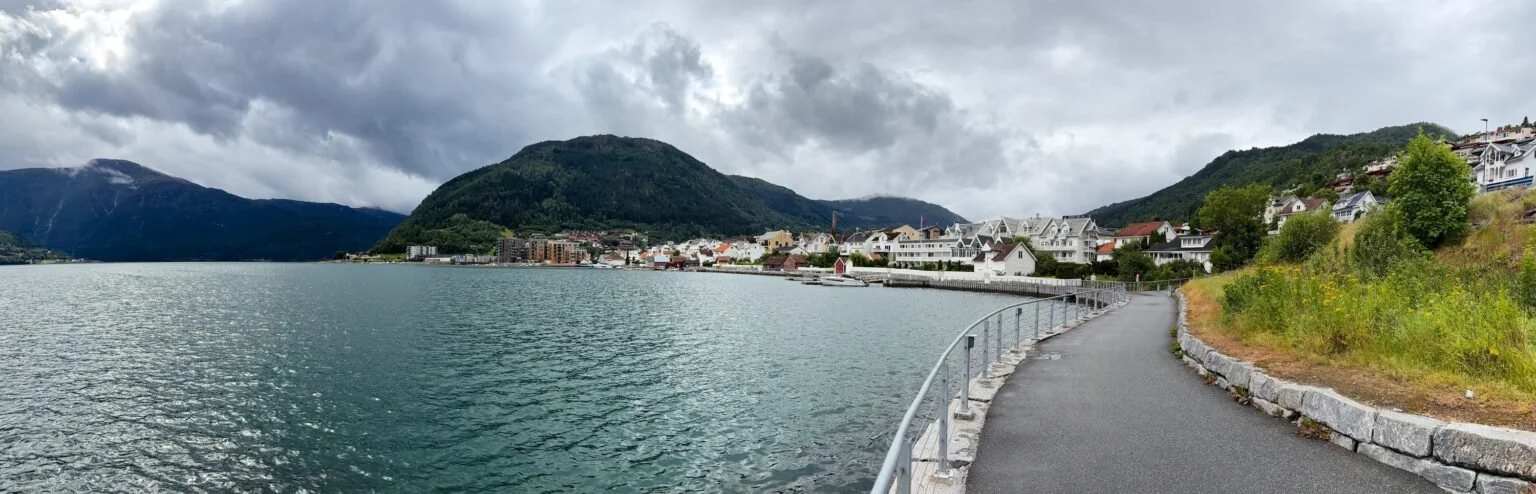 Panoramautsikt over Sogndal og Sogndalsfjorden