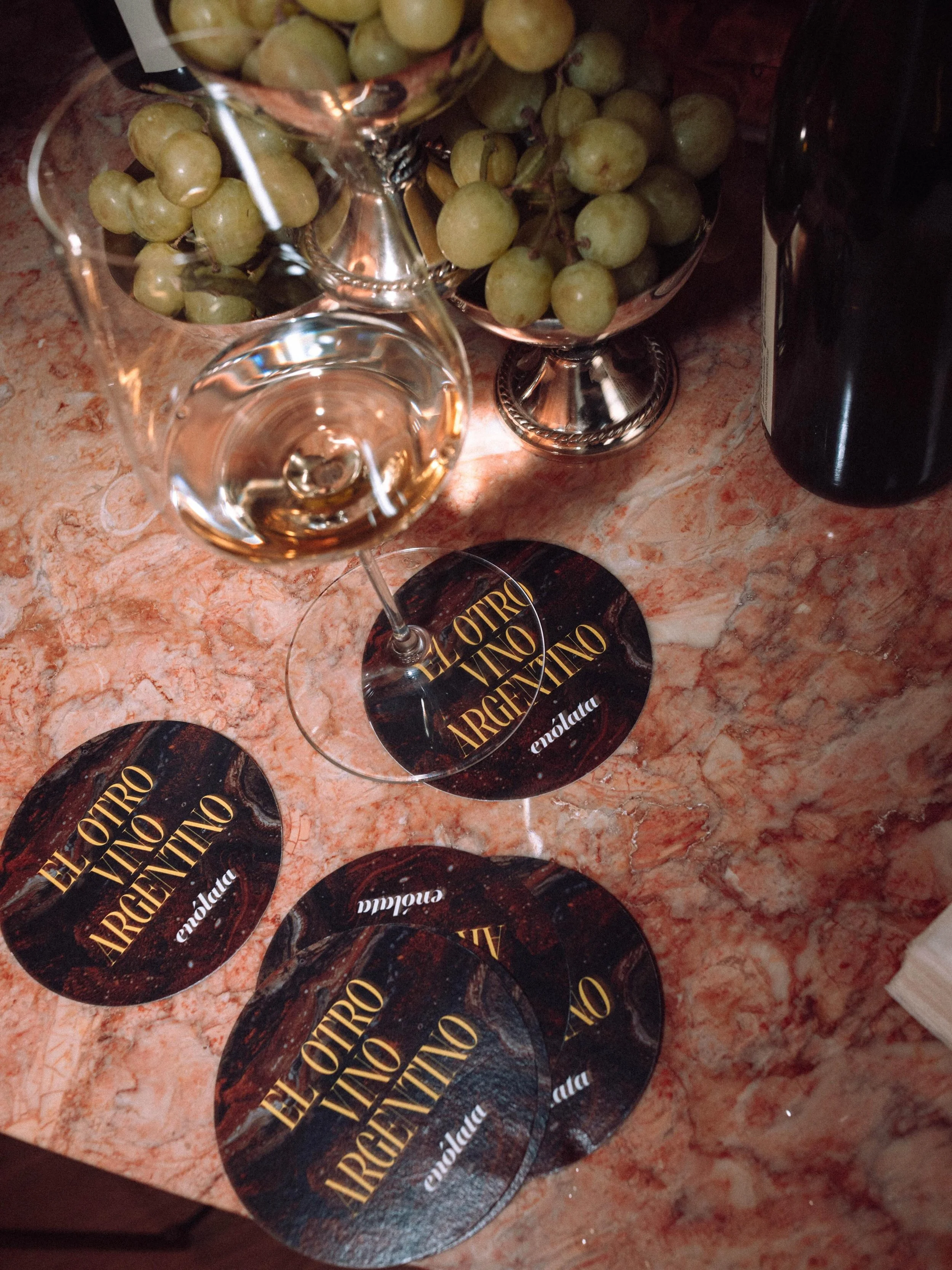 EN&Oacute;LATA descorcha el OTRO VINO ARGENTINO. 

///// Somos la primera distribuidora especializada en vino Argentino en Madrid. ///// 

Seleccionamos y representamos esa otra Argentina vitivin&iacute;cola: de historias singulares, de productores q