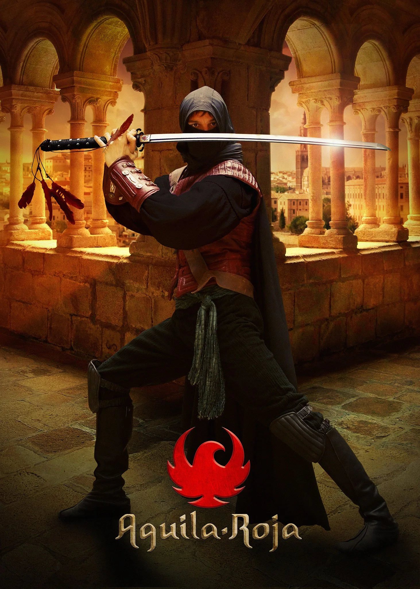 Figura de un personaje en posición de combate con espada, vestimenta oscura, máscara y capa, en un fondo con arcos y ciudad antigua, con logotipo y texto 'Aquila Rojo'.