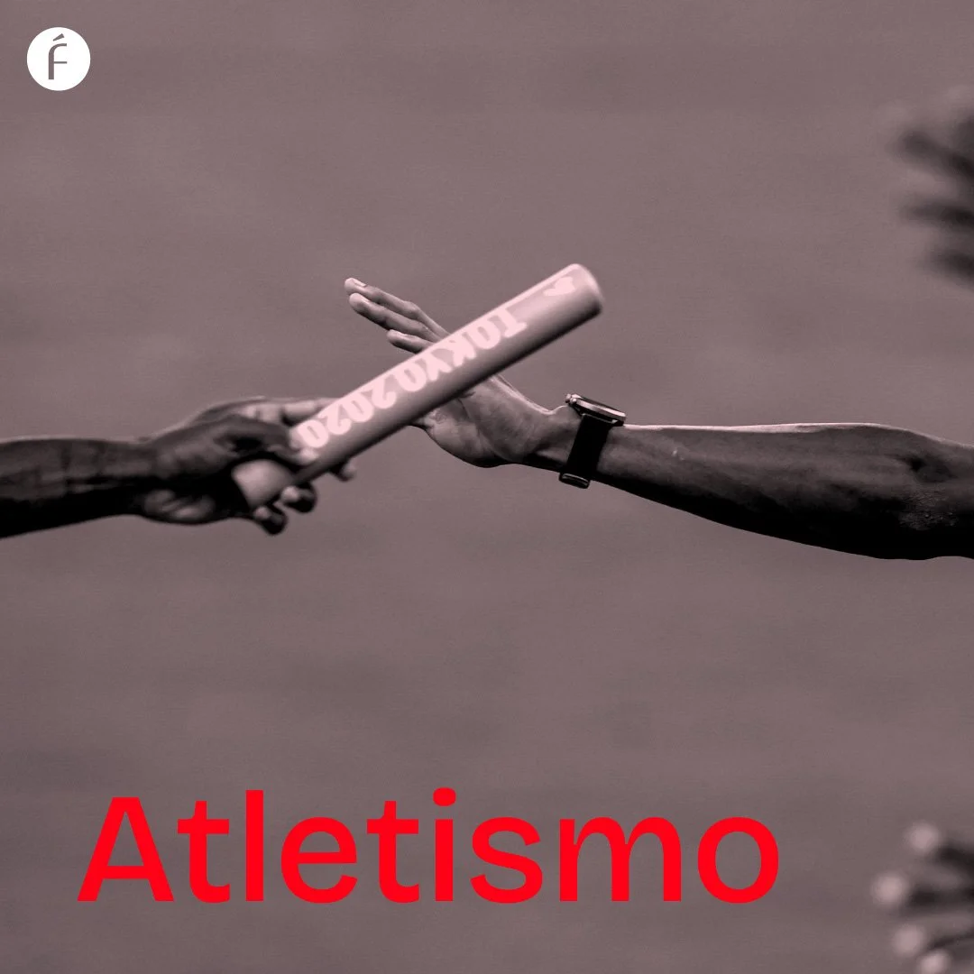 Una mano entregando un medal a otra mano en un entorno de atletismo. La palabra 'Atletismo' en letras rojas en la parte inferior de la imagen.