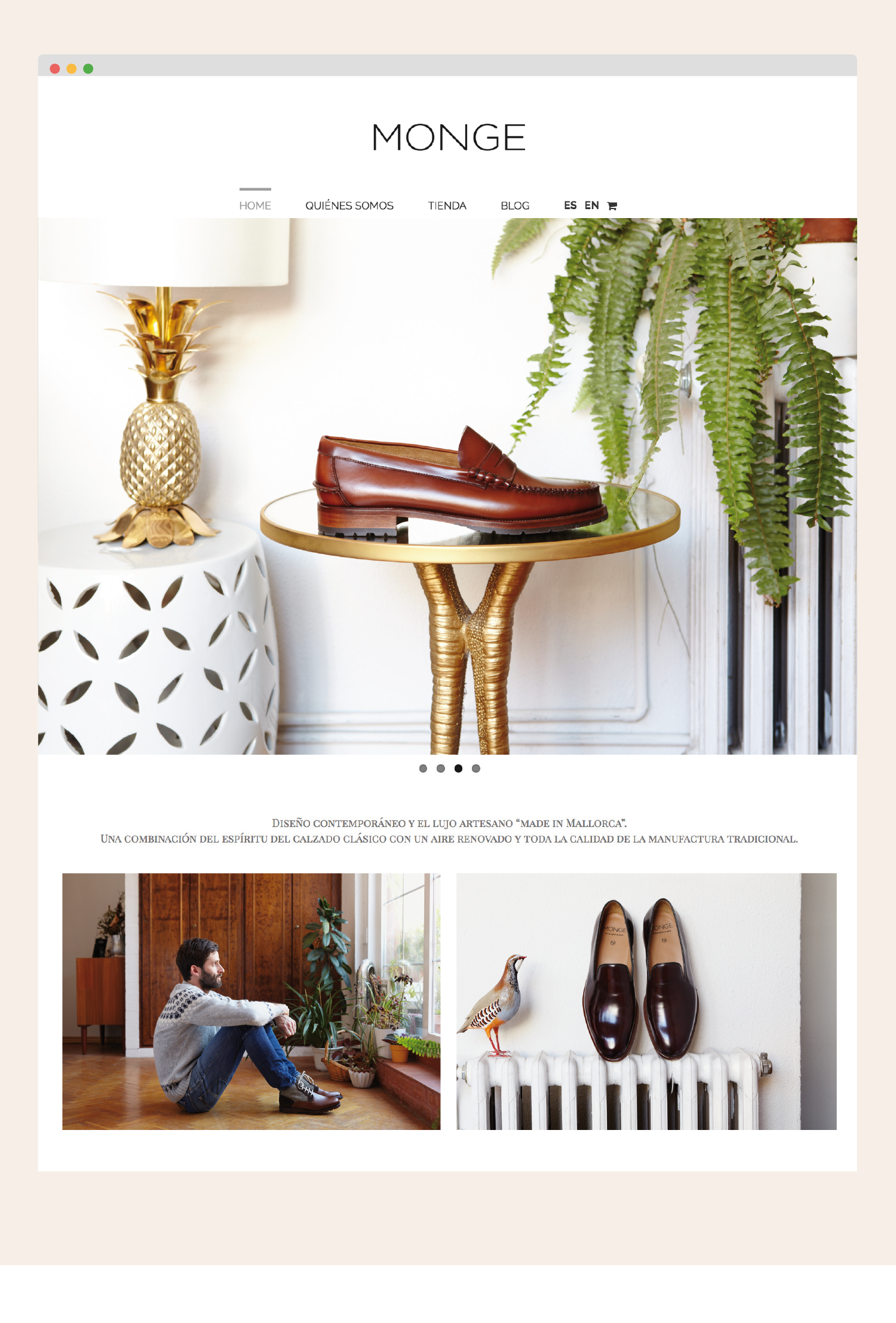 Interfaz de tienda online con un zapato de cuero marrón en un pedestal dorado, decorado con plantas y una lámpara dorada en un lado, y en la parte inferior, un hombre sentado en el suelo junto a plantas y calzado de cuero, además de un par de zapatos con un pingüino de cerámica y un radiador.
