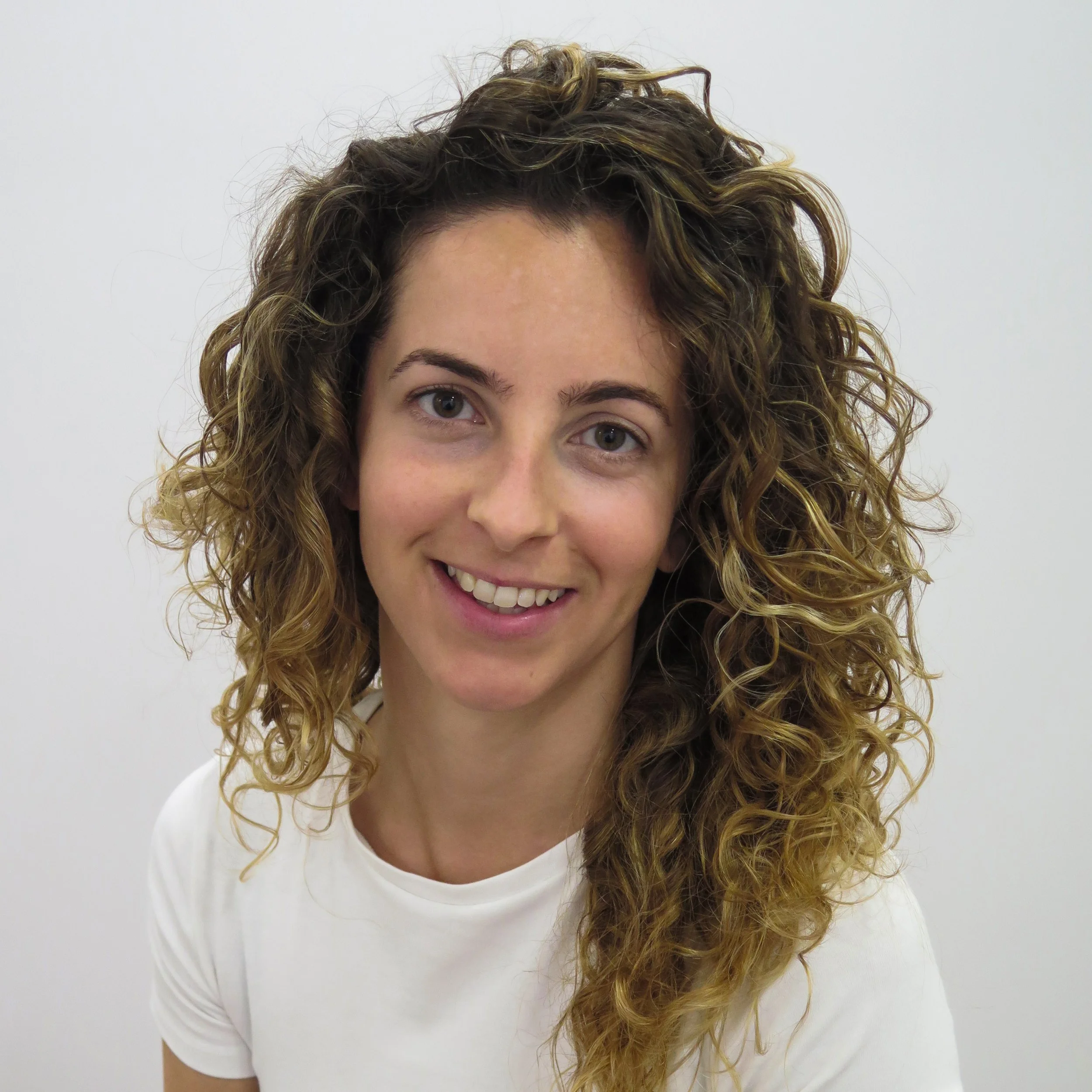 Retrato de Alicia Viladomiu, editor de vídeo, especialista en control de calidad y motion graphics