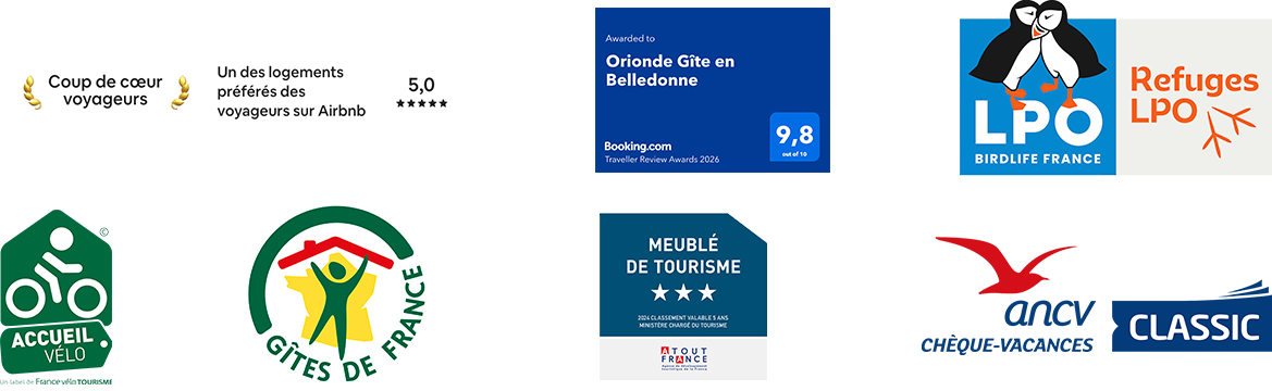 Collection de logos et étiquettes pour divers hébergements et services touristiques en France, notamment gîtes, refuges, et camping, avec récompenses et évaluations.