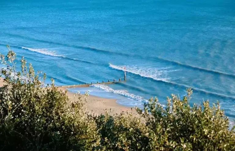 bournemouth-famous-for-its-beaches_medium_768.webp