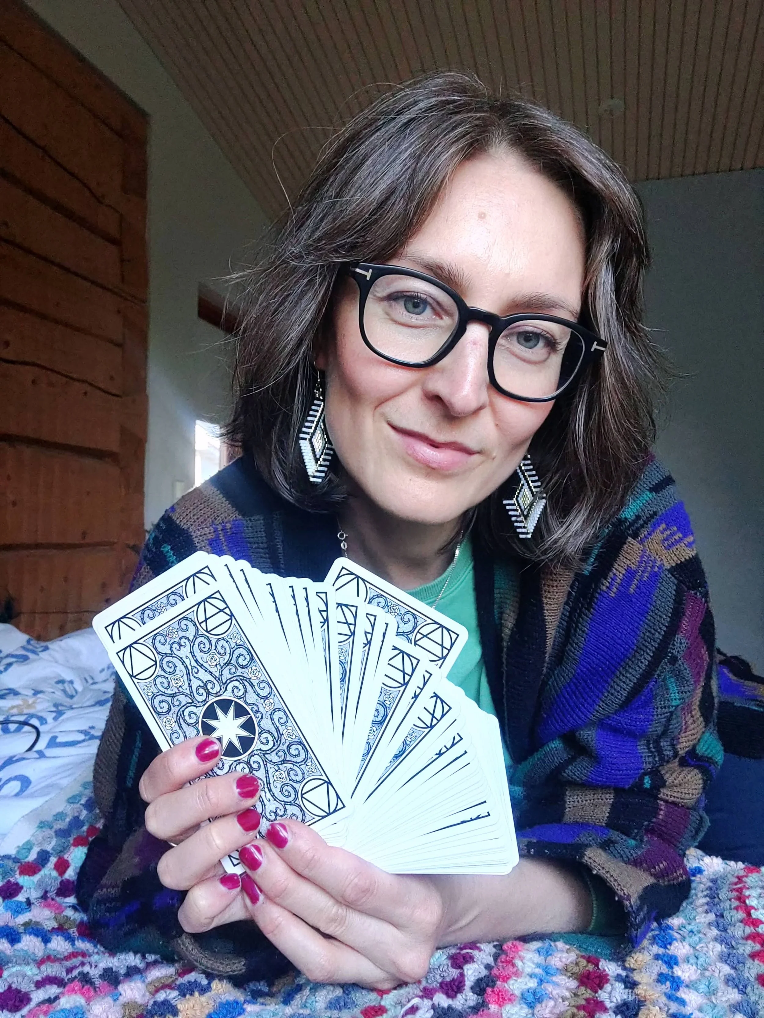 Tarot-tulkitsija Martina Abell tarot-korttien äärellä