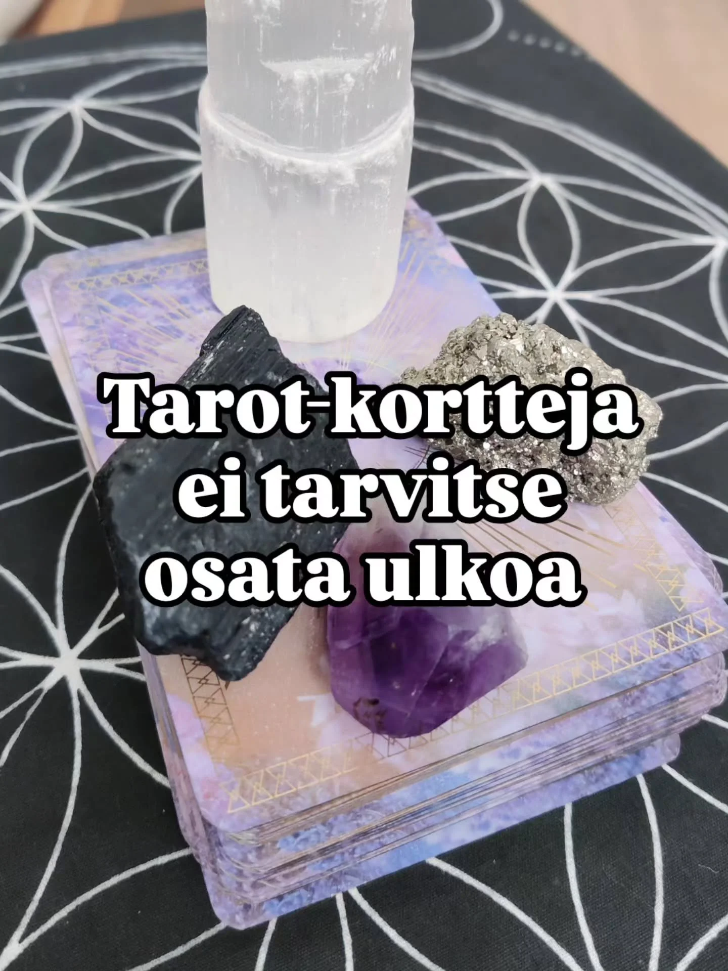 🔮 Tarot astui el&auml;m&auml;&auml;ni vuonna 2016. Asuin Englannissa ja syvempi suhteeni el&auml;m&auml;&auml;n alkoi avautua. 

Muistan viel&auml; ensimm&auml;isen pakan tunteen, miten se veti minua puoleensa ihanan mystisess&auml; pikkupuodissa En