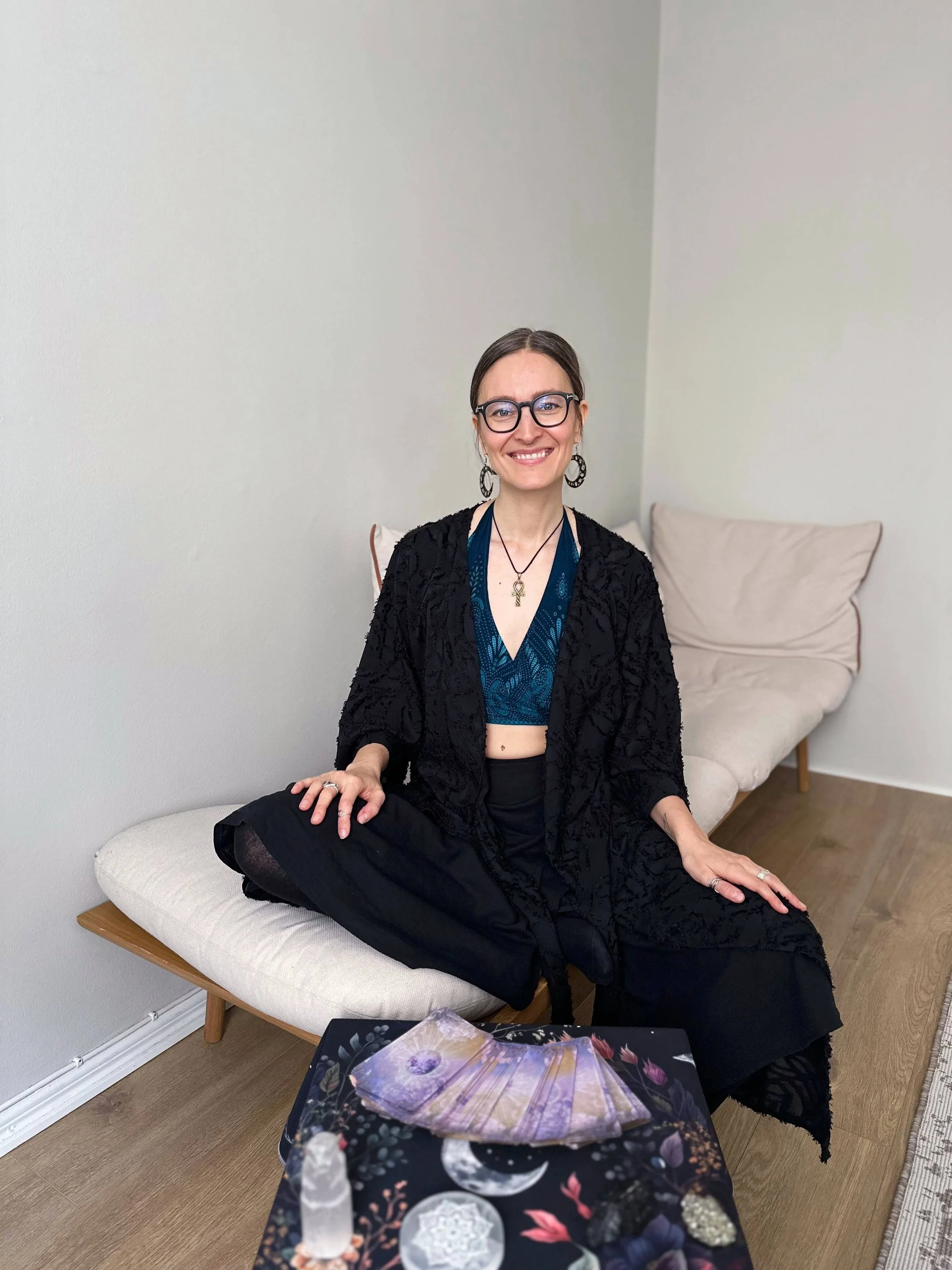 Martina Abell tarot-korttien äärellä