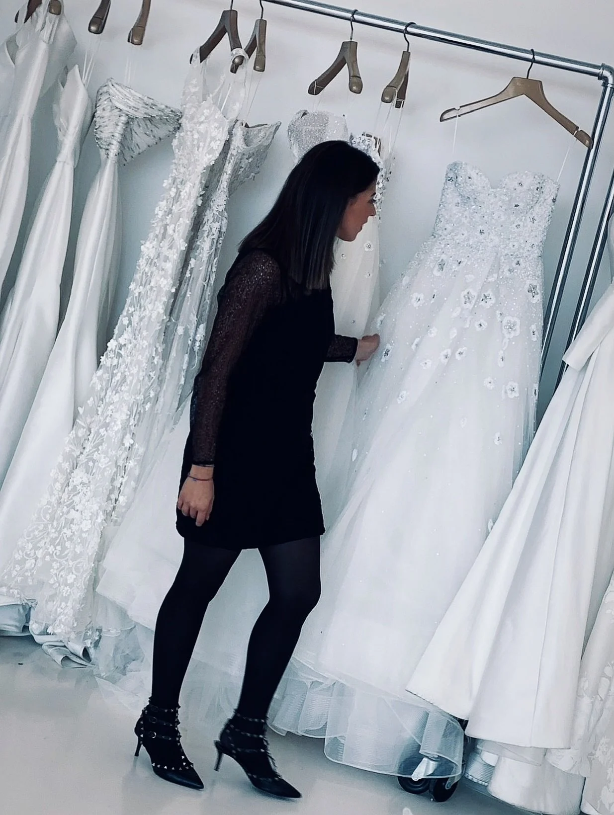 Con ogni sposa non celebro solo un matrimonio. Celebro una storia di coraggio, sogni e amore vero.

Dietro ogni abito c&rsquo;&egrave; un abbraccio, una lacrima felice, una promessa sussurrata davanti allo specchio. Ho avuto l&rsquo;onore di ascoltar