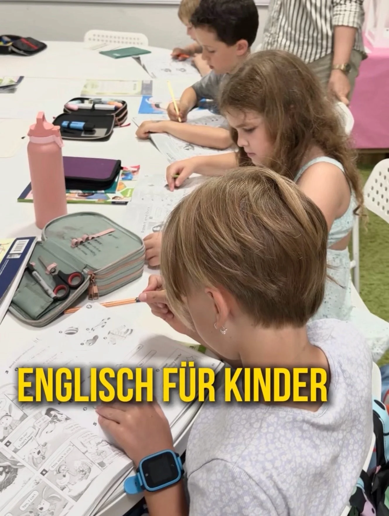 Englisch bei SONNE 🇬🇧

Englisch von Anfang an &ndash; spielerisch, systematisch und passend zum Alter des Kindes.

Unser Englischprogramm begleitet Kinder von der Vorschule bis zur 6. Klasse. Dabei entwickeln wir Schritt f&uuml;r Schritt alle wicht