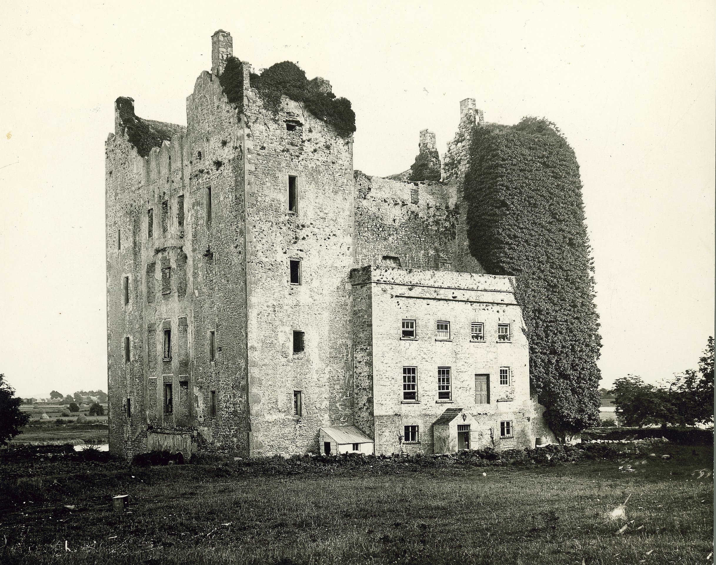 In the 1680s Bunratty was the principal seat of the Earl of Thomond. In the early 18th century the castle and demesne were leased to Thomas Studdert by the Earl of Thomond and the castle became a Studdert residence. In 1786