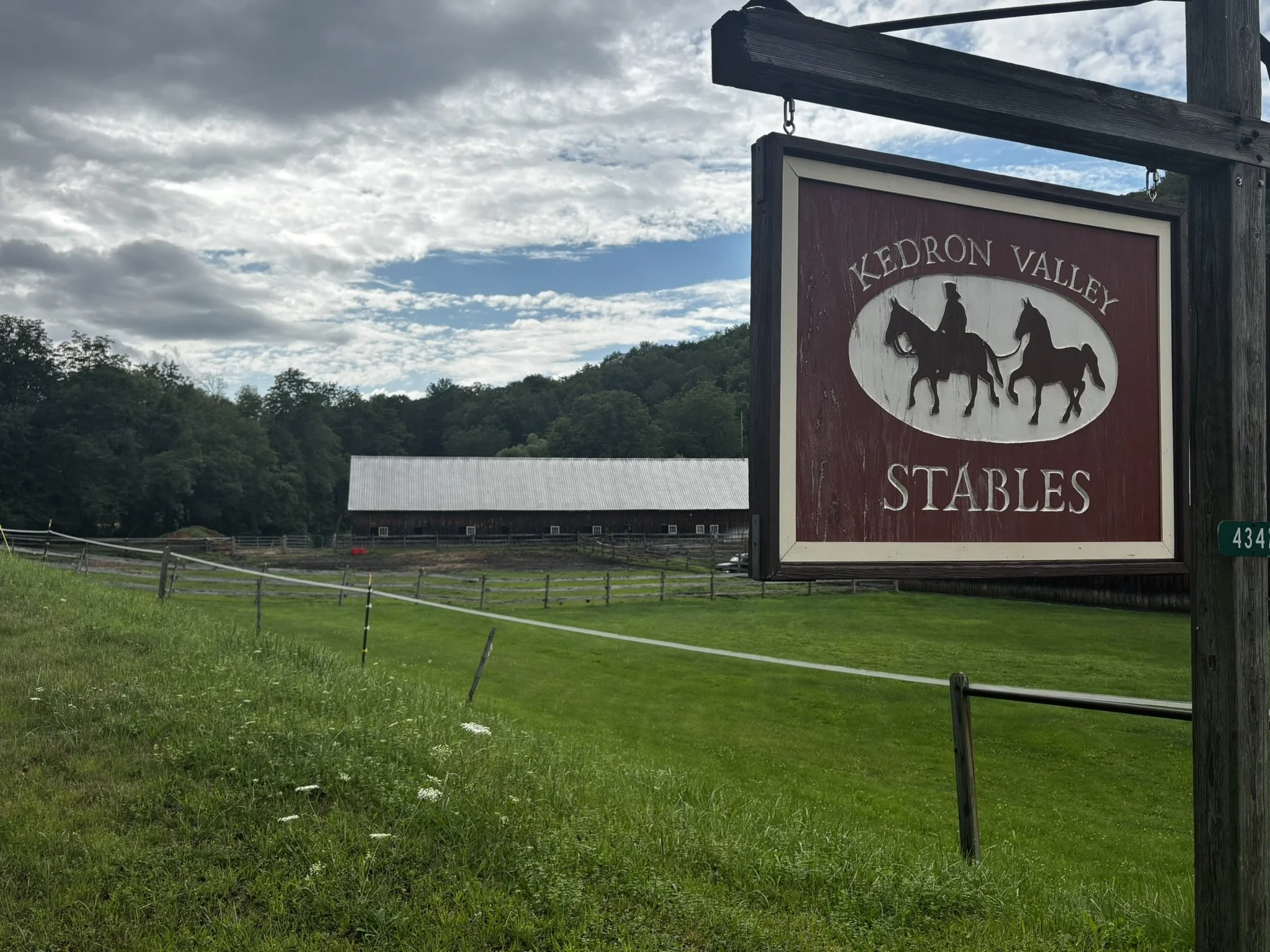 kedron-valley-inn-south-woodstock-vt-stables-sign-horses.JPEG