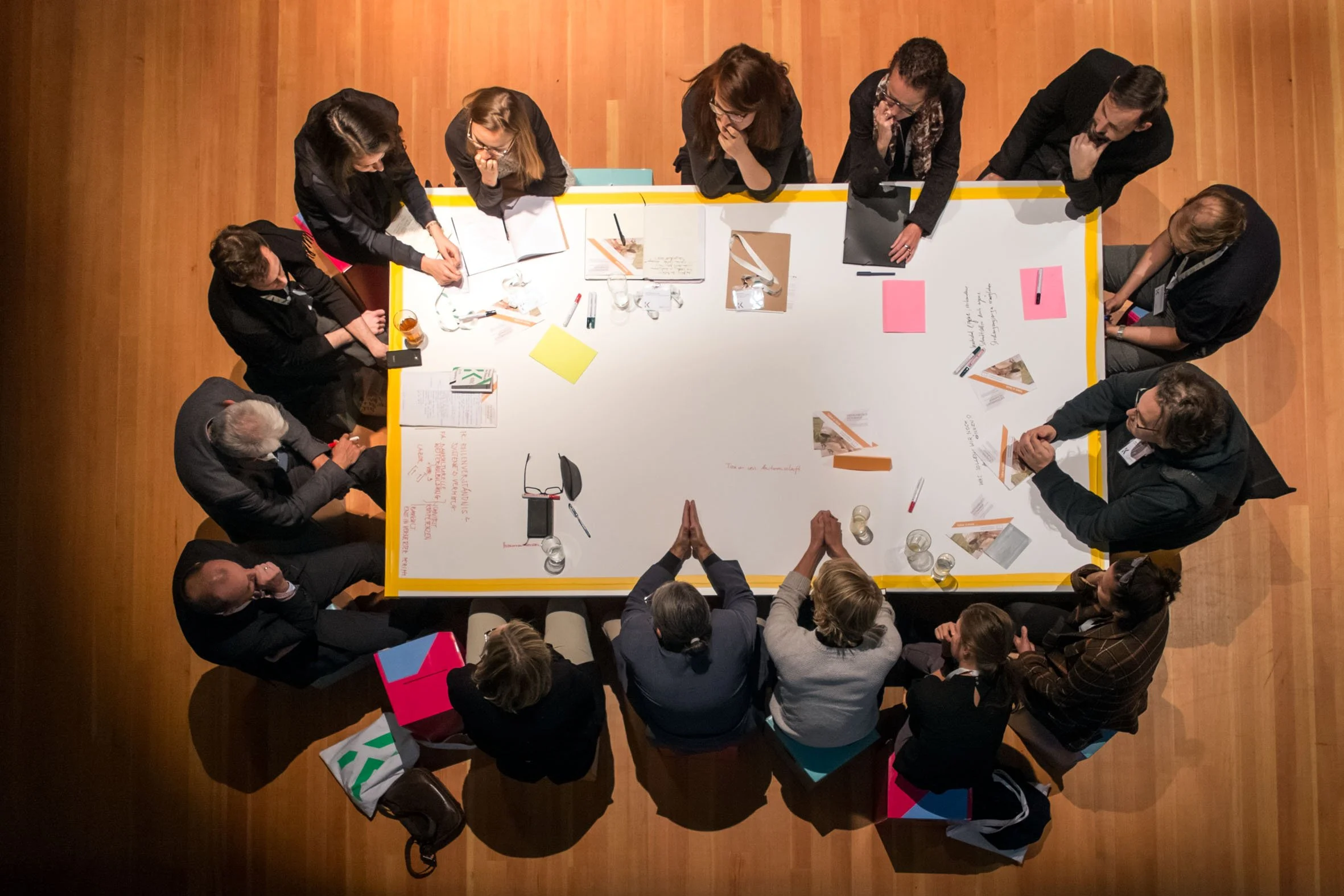 „Workshop- und Gruppenarbeit bei einer Tagung in der Schinkelhalle Potsdam mit gemeinsamem Arbeitstisch.“