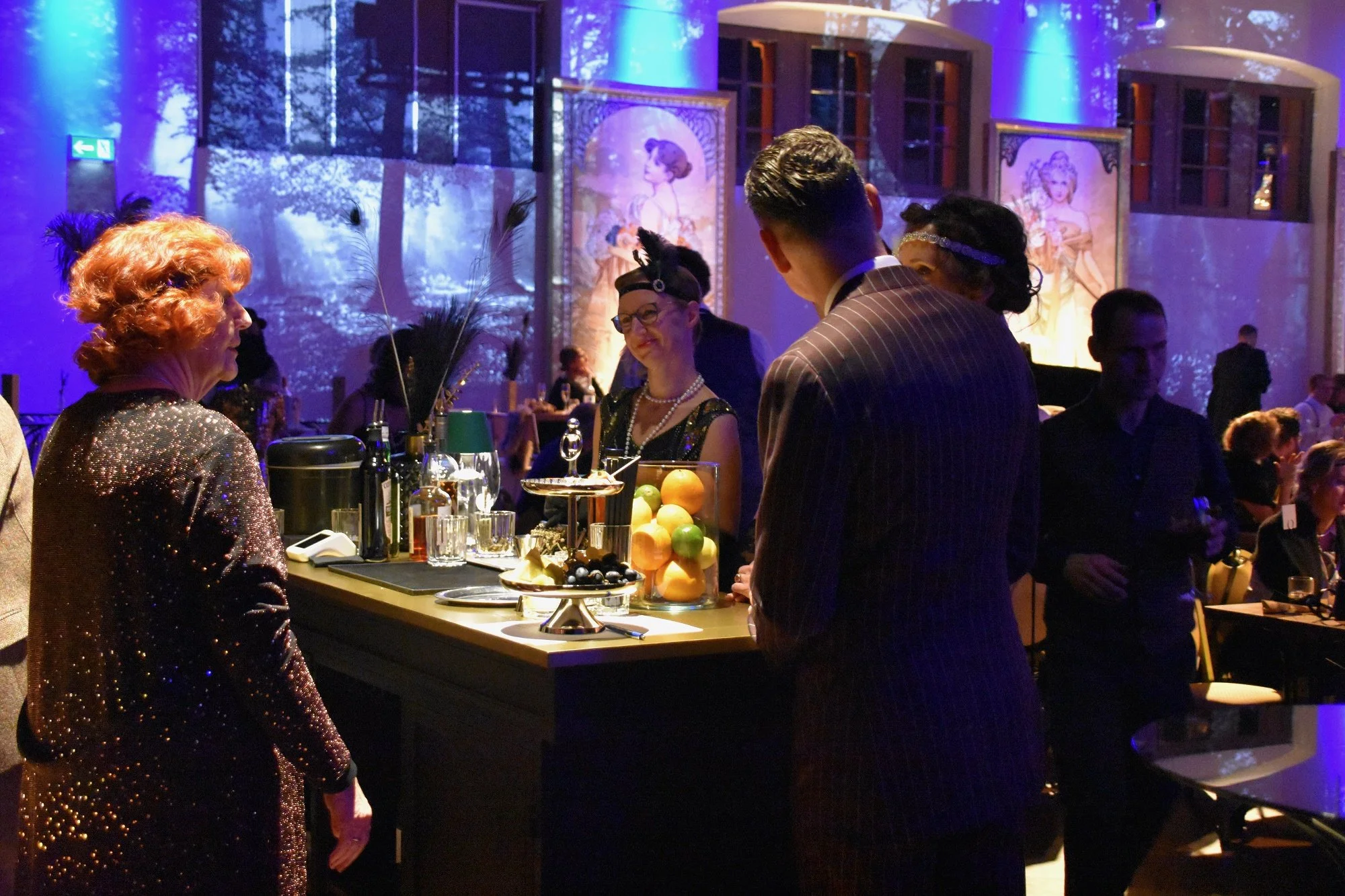 Abendempfang in der Schinkelhalle Potsdam mit Bar, Gästen und dekorativer Lichtinszenierung.