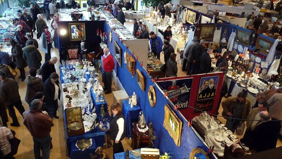 Antikmarkt in der Schinkelhalle Potsdam mit zahlreichen Ausstellungsständen und Besuchern.