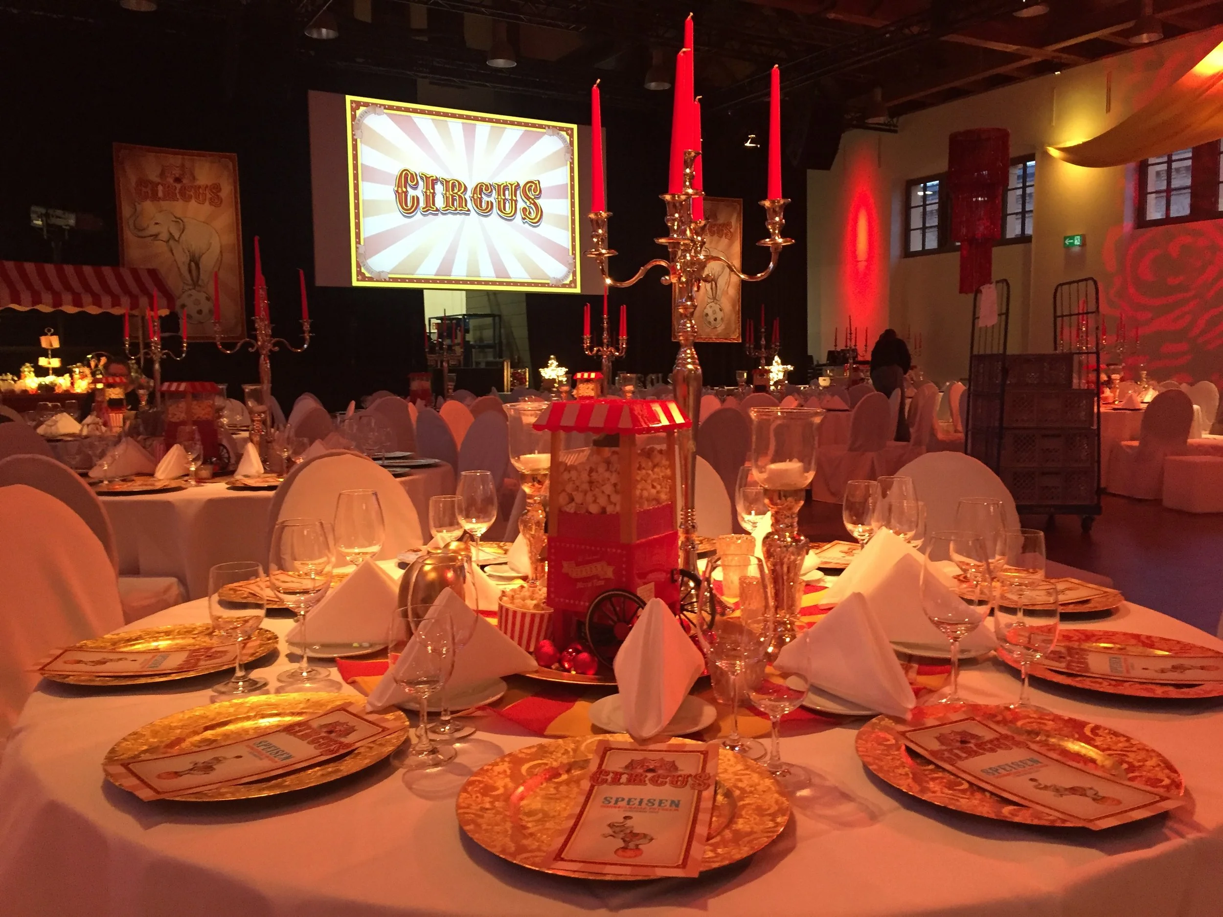 Festlich gedeckter Banketttisch mit Zirkus-Thema in der Schinkelhalle Potsdam.