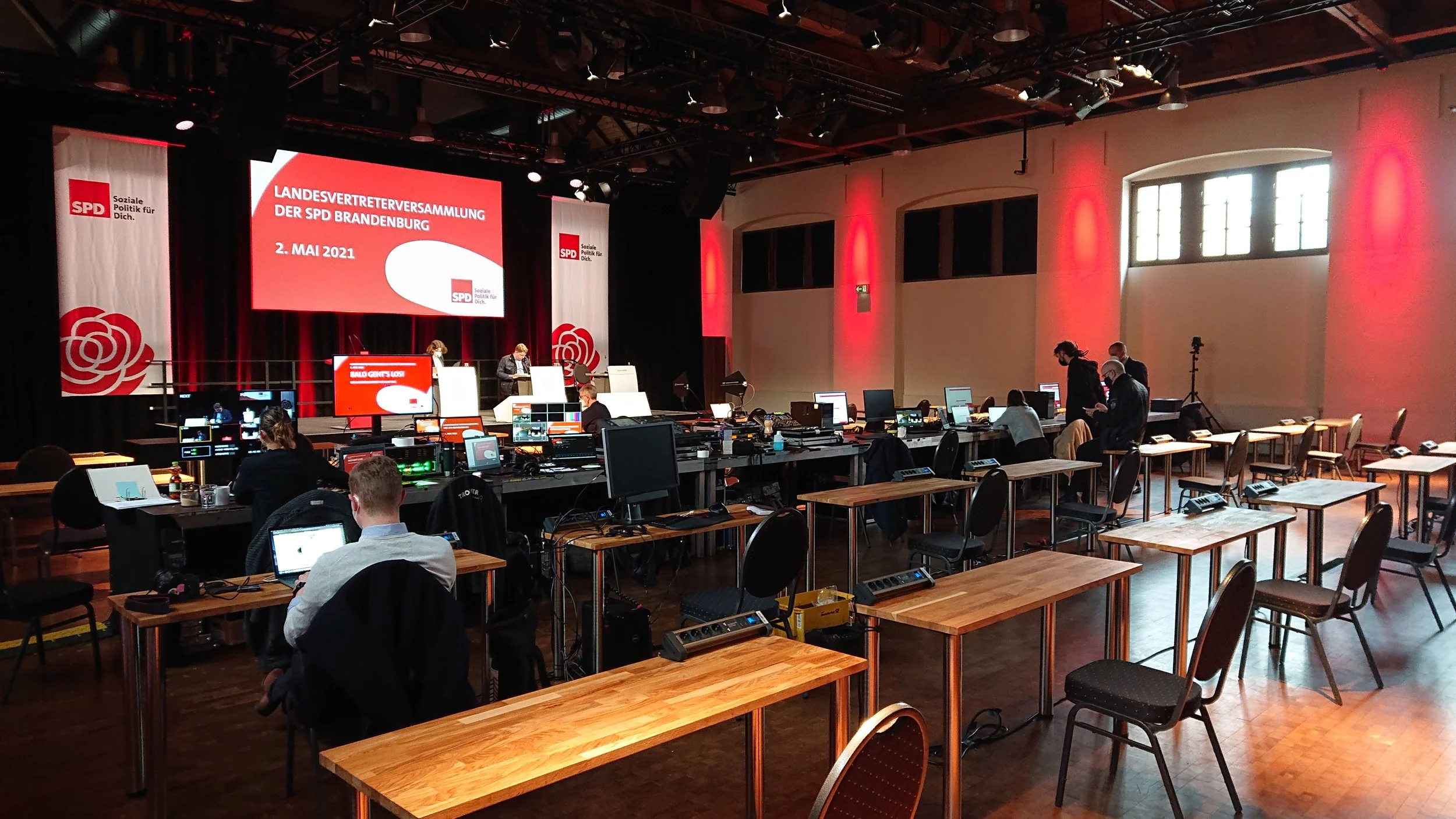 „Technische Regie und Veranstaltungstechnik bei einer Tagung in der Schinkelhalle Potsdam mit Bühne und Projektion.“