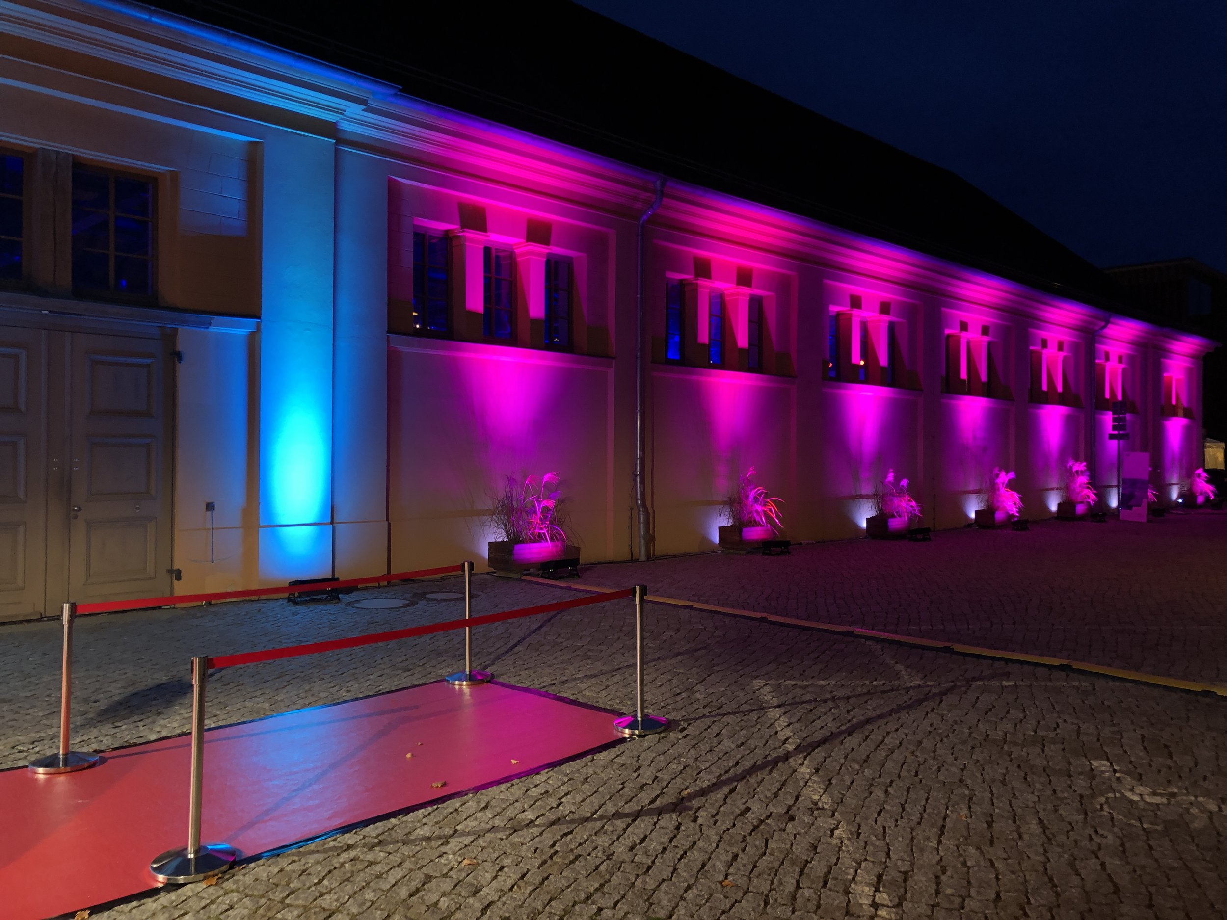 Schinkelhalle bei Nacht mit festlicher Beleuchtung