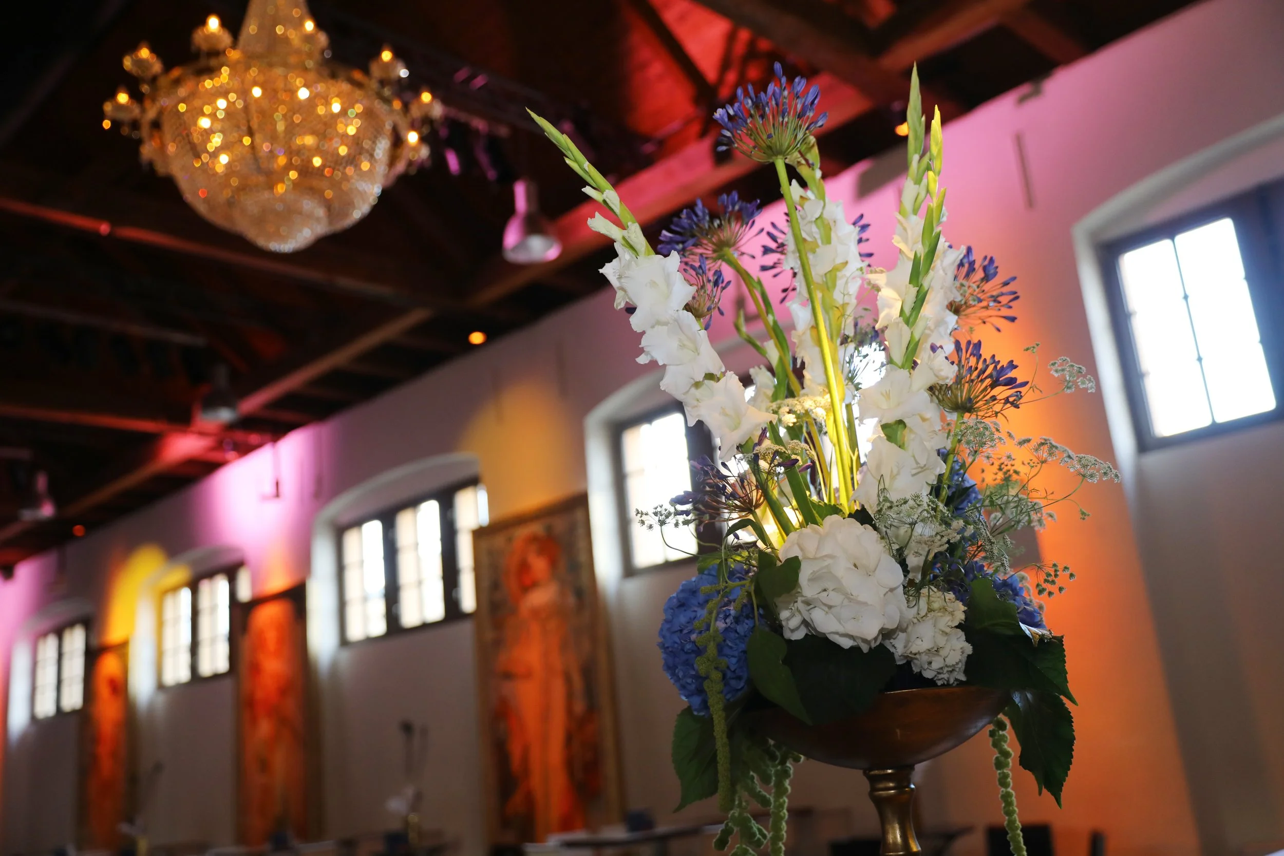 Blumendekoration bei einem Galaabend in der Schinkelhalle Potsdam.