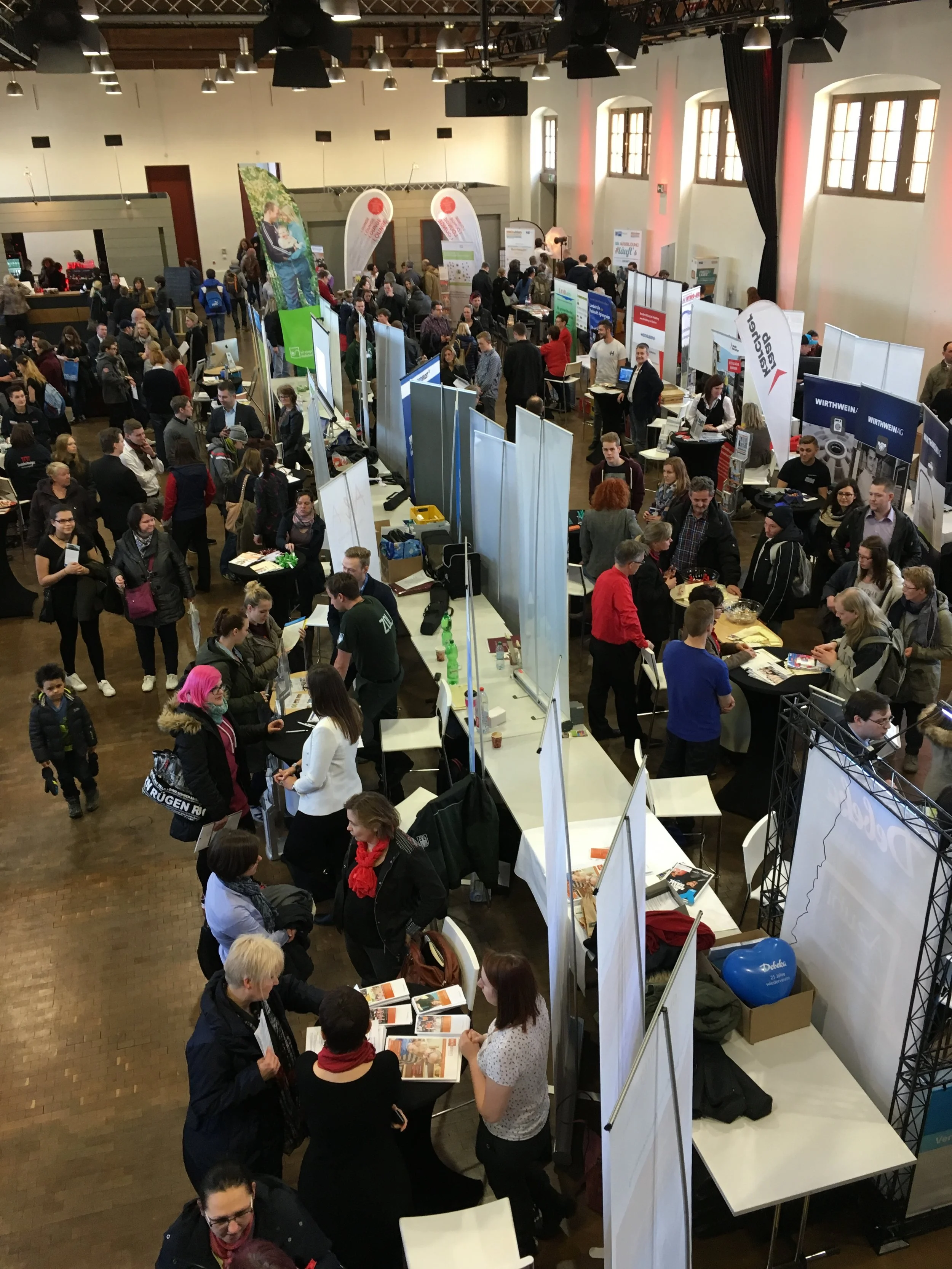 Gut besuchte Messe in der Schinkelhalle Potsdam mit zahlreichen Ausstellungsständen, Informationsbereichen und Besuchern.