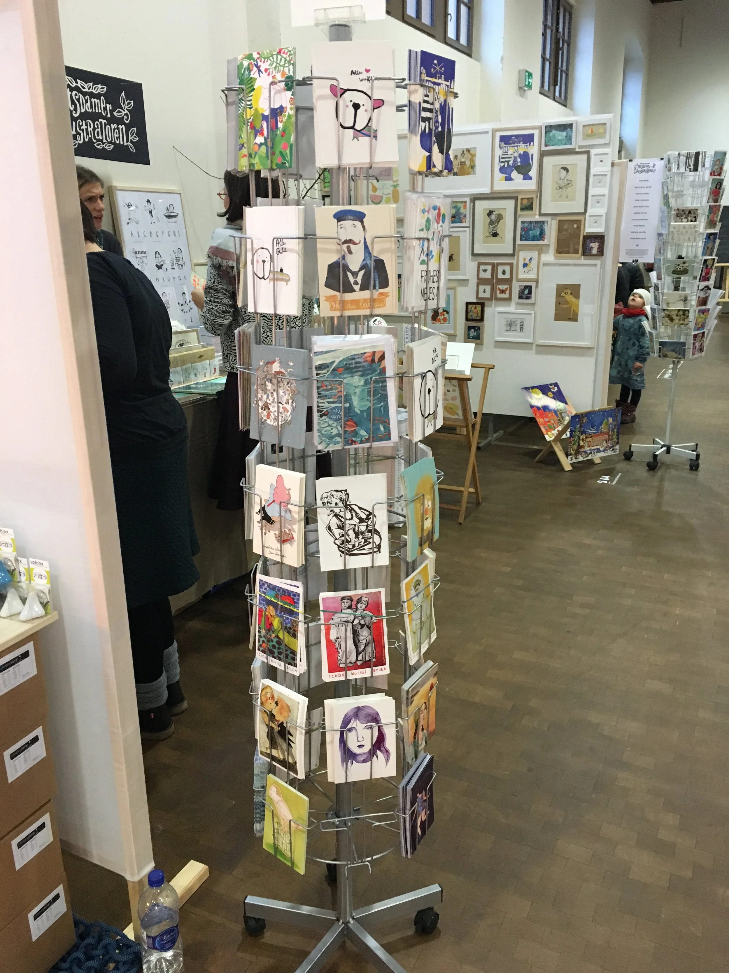 Kunst- und Designmarkt in der Schinkelhalle Potsdam mit Ausstellungsstand für Illustrationen und Postkarten.